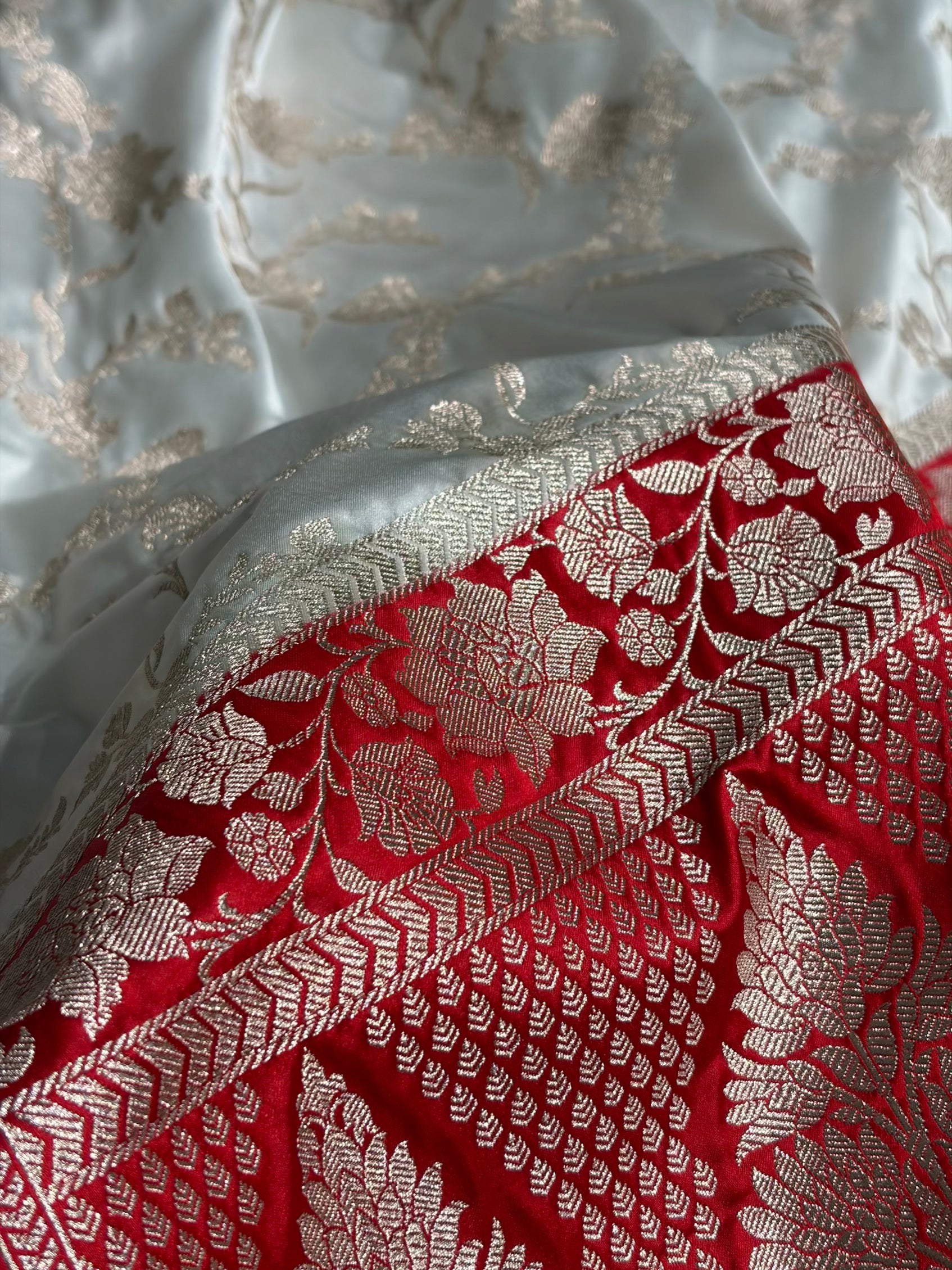 Contrast White / Red Shades Jaal Mashru Silk Saree MCS48