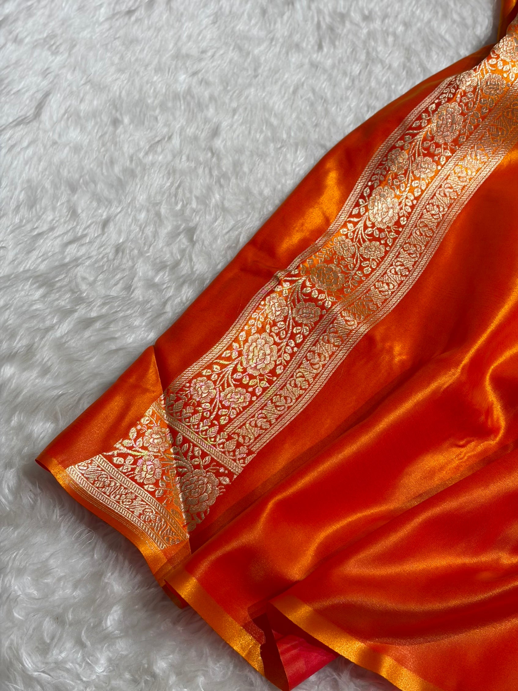 Banarasi Magentic Fire Gold Shades Cross Pattern Banarasi Satin Silk Saree SS61