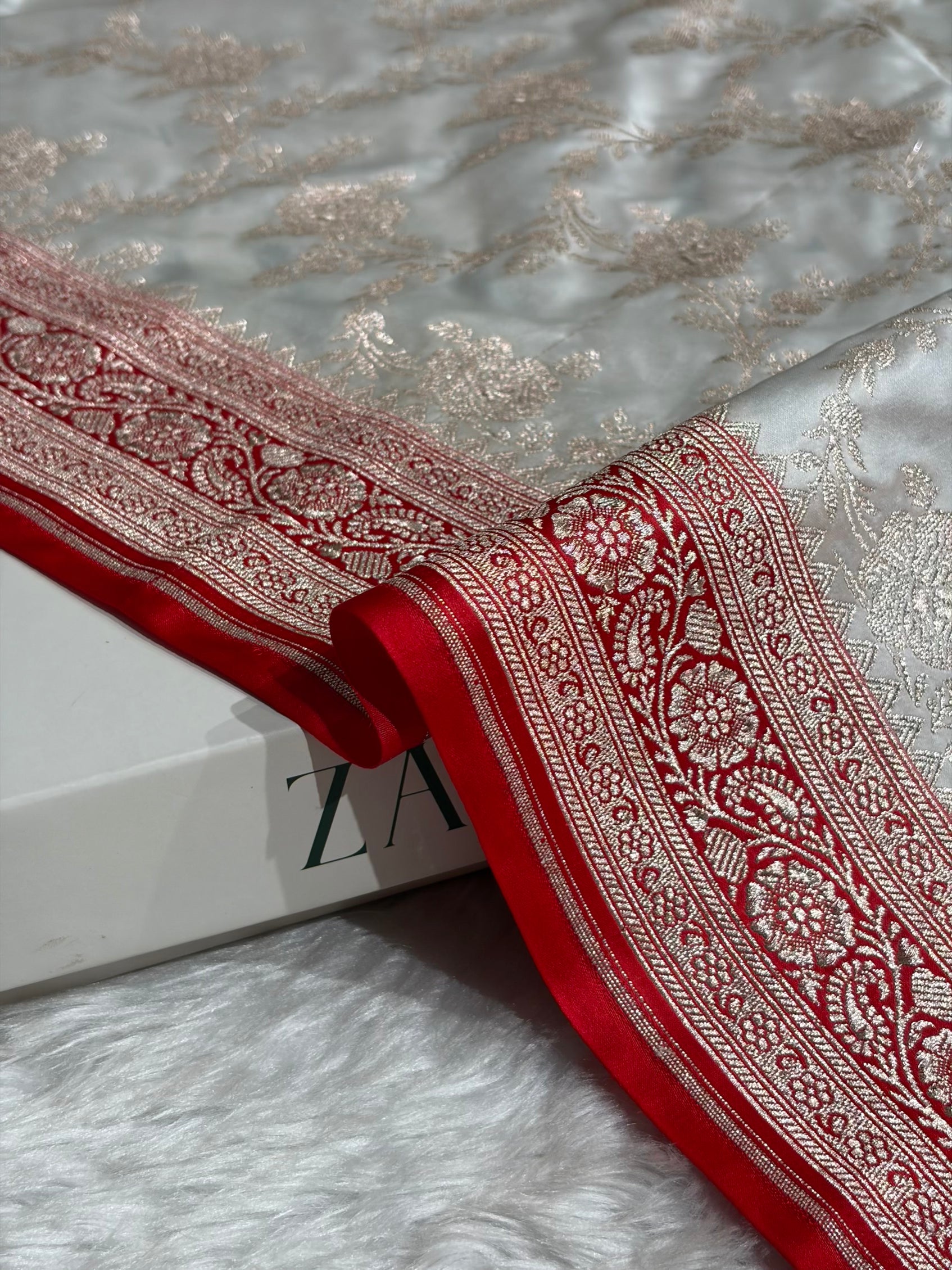 Contrast White With Red Floral Jaal Mashru Silk Saree MCS28