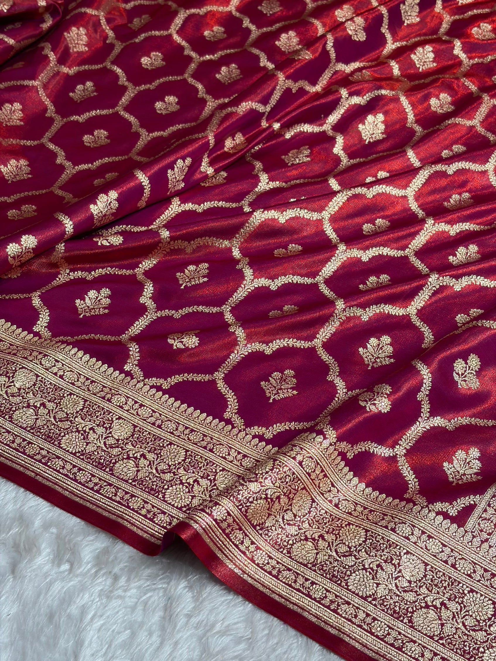 Magentic Red Shades Jaal Pattern Banarasi Satin Silk Saree SS57