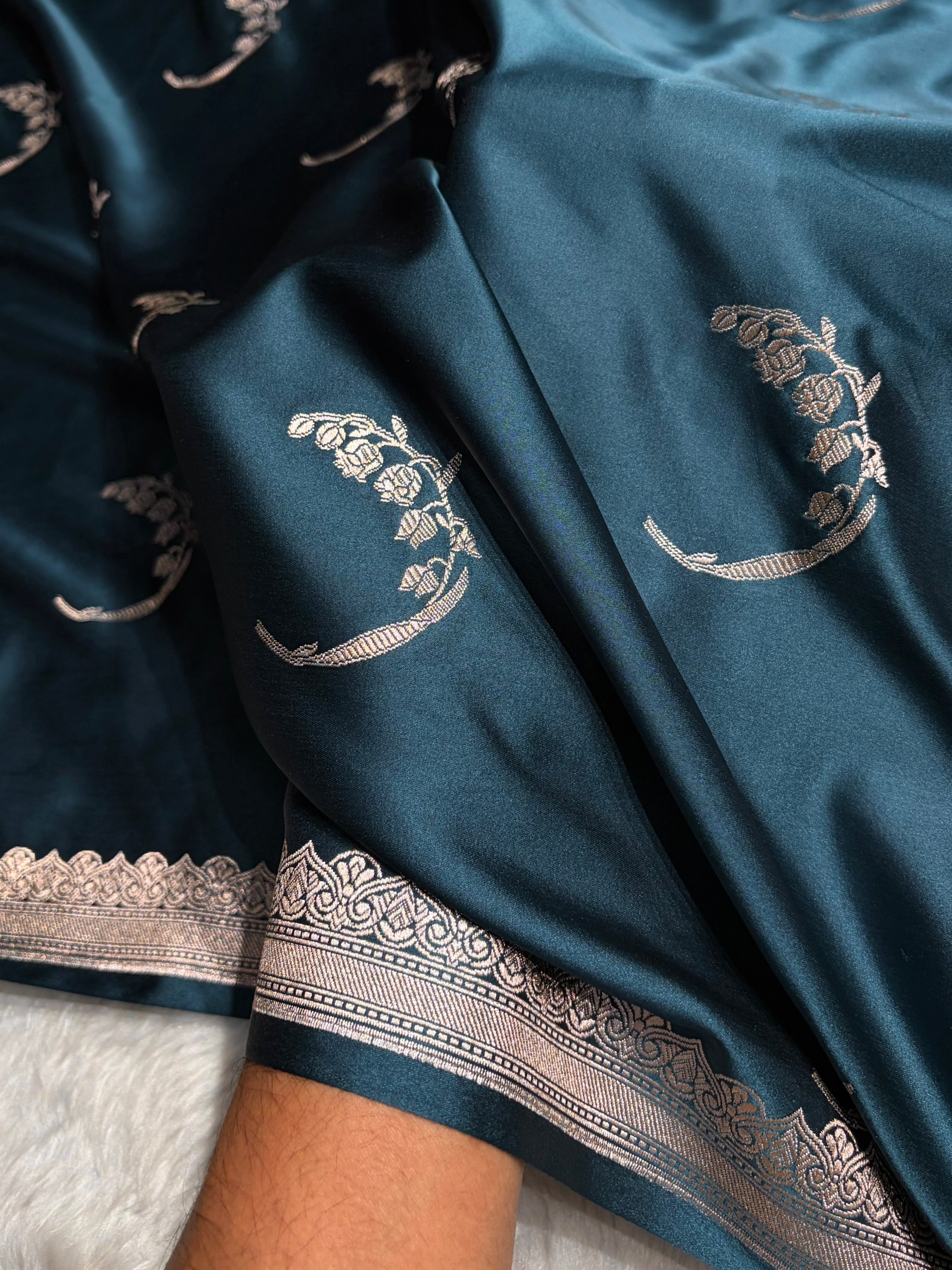 Dark Peacock Shades Unique Motif Mashru Silk Saree ms47