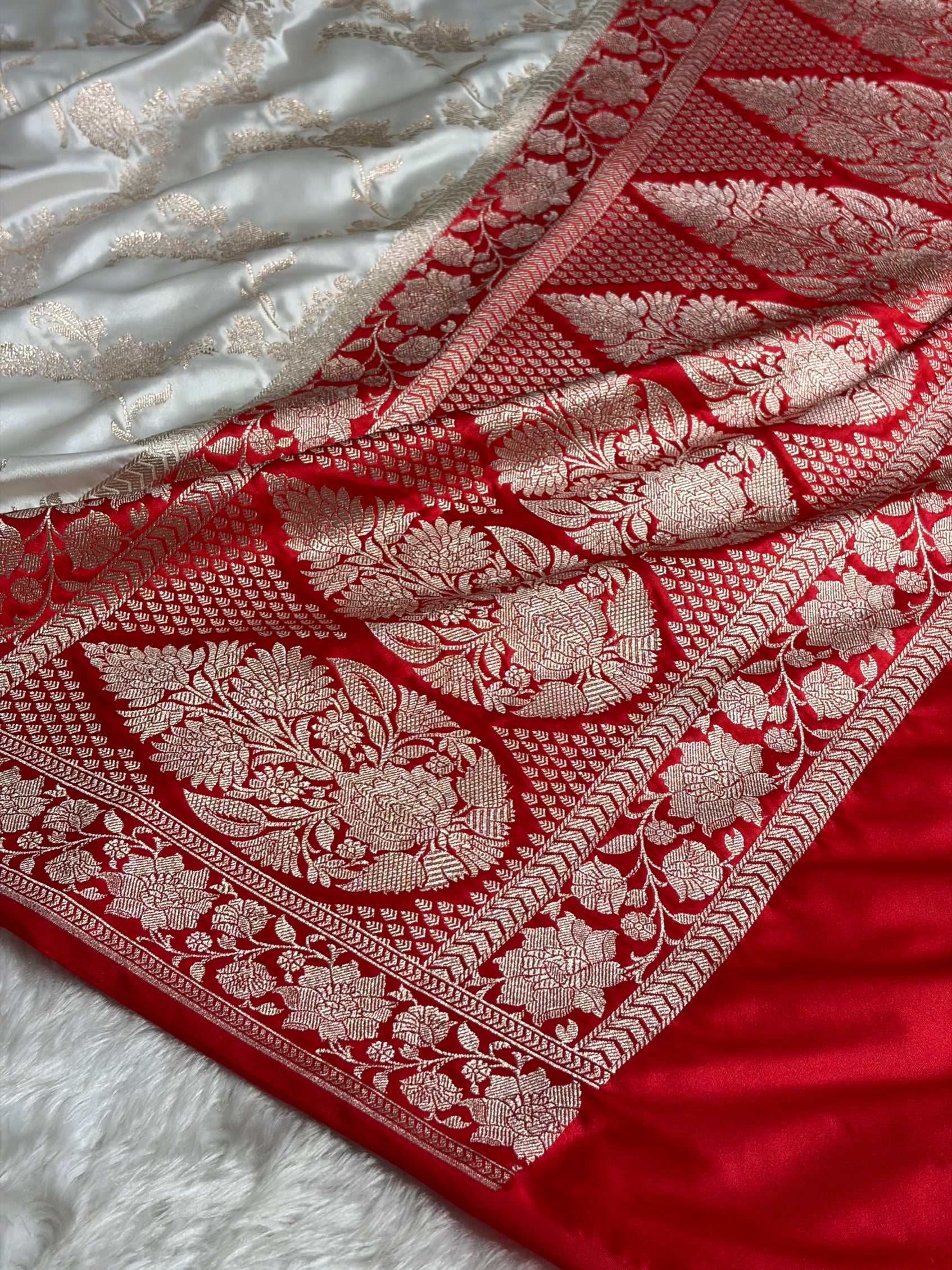 Contrast White / Red Shades Jaal Mashru Silk Saree MCS48