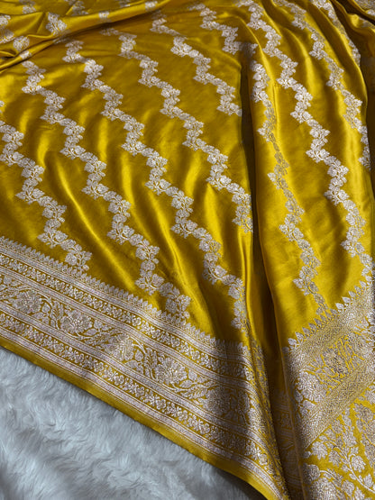 Yellow Shade With Cross Booti Mashru Silk Saree