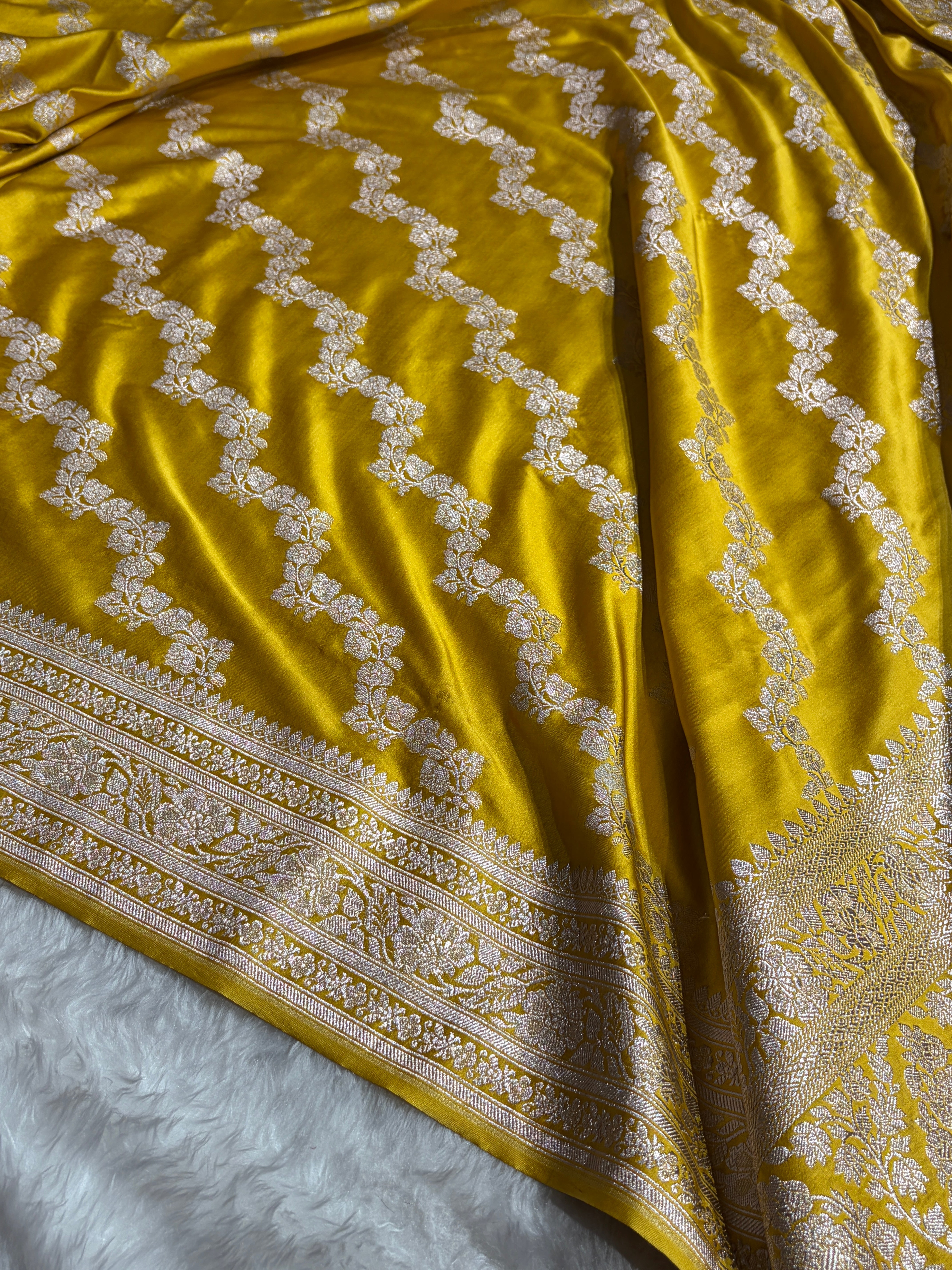 Yellow Shade With Cross Booti Mashru Silk Saree