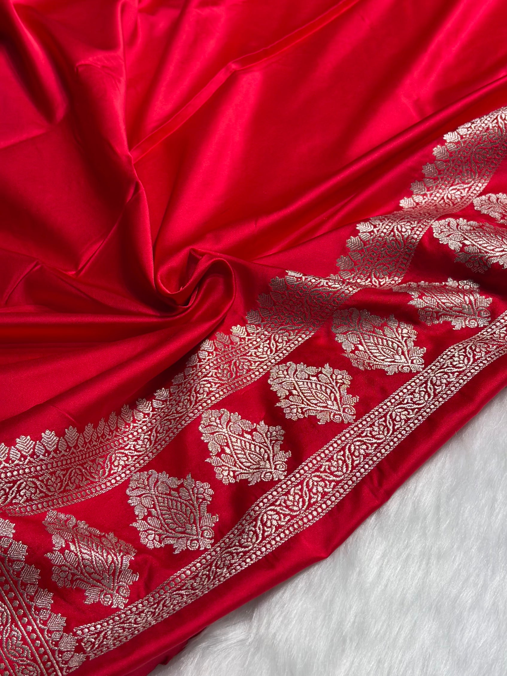 Contrast White With Red Boota Motif Mashru Silk Saree MS43