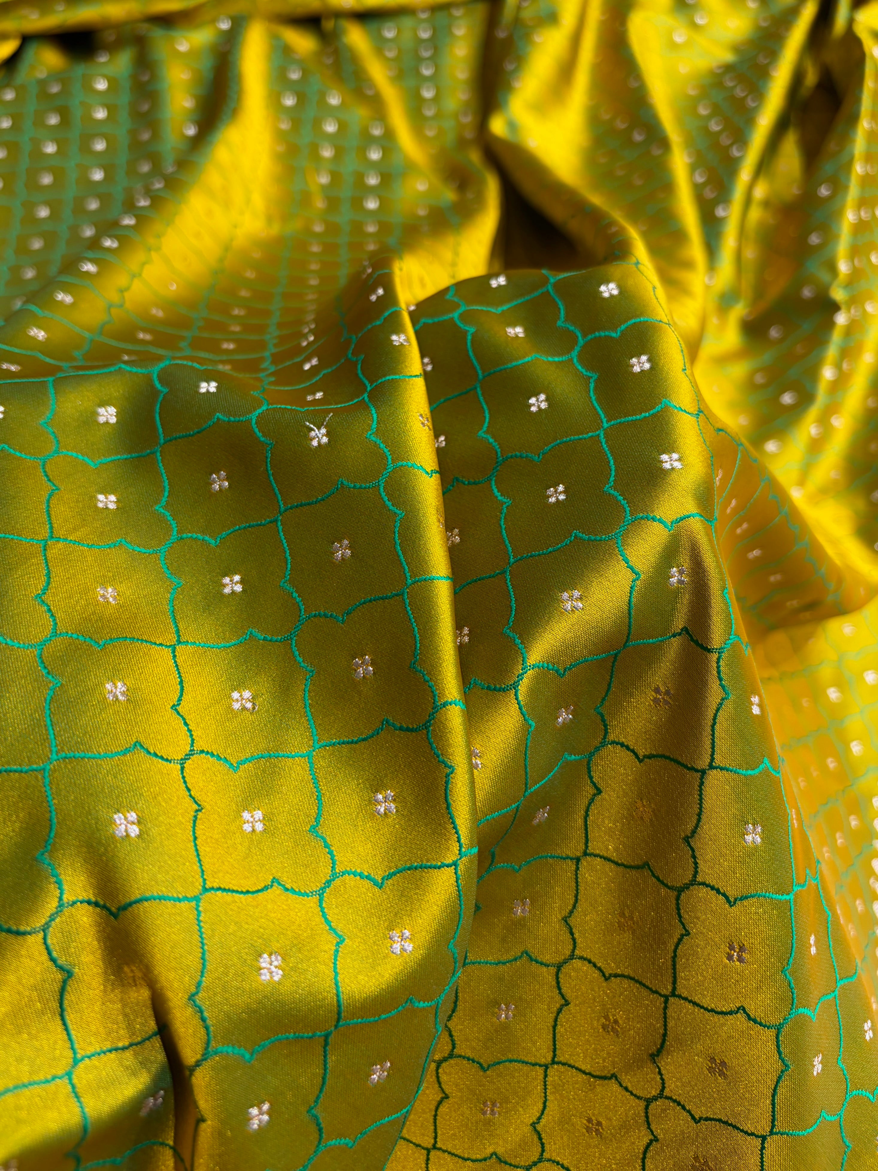 Mehendi Cross Shades Tanchoi Motif Mashru Silk Saree MST-13