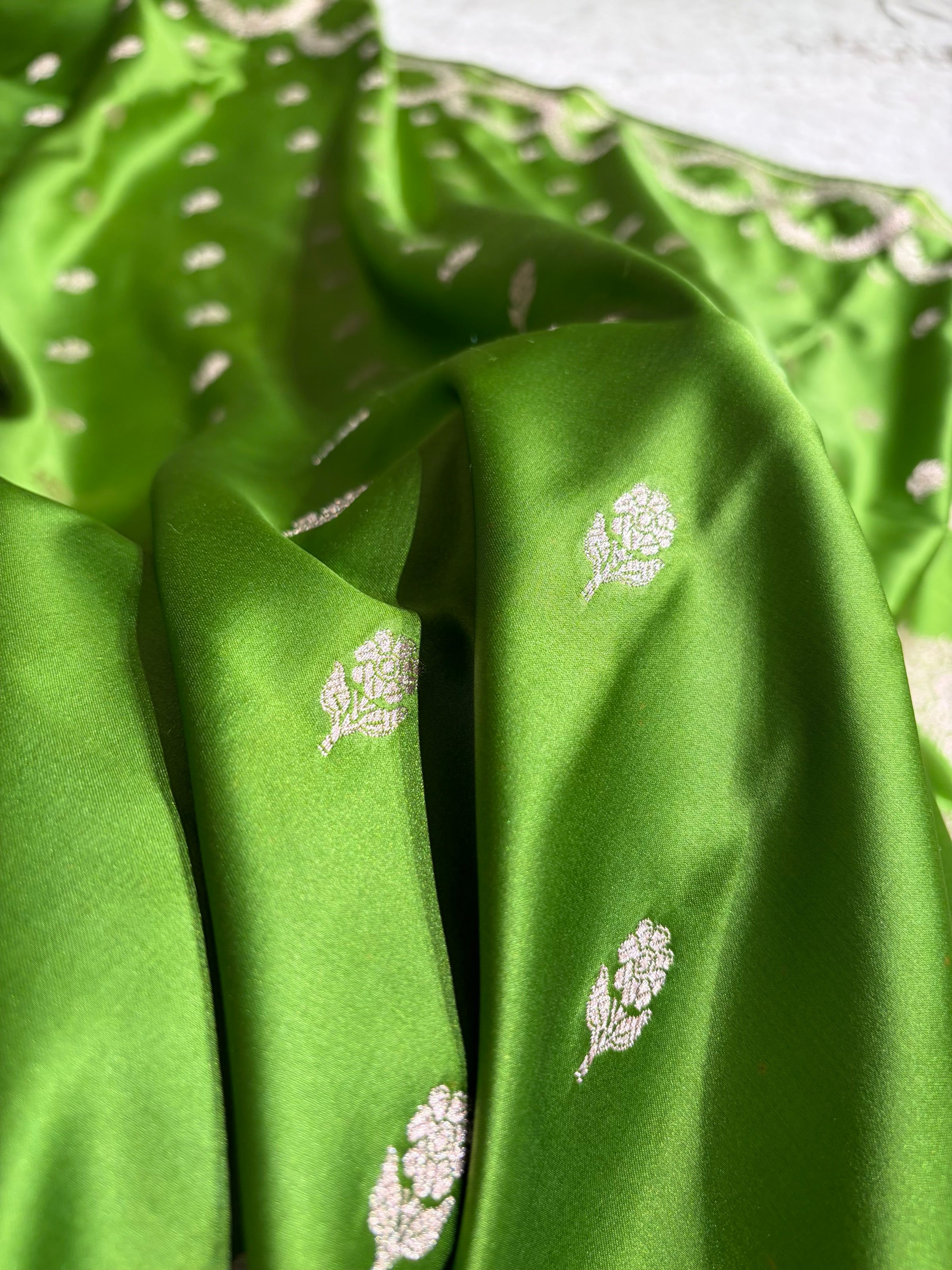 Mehendi Green Shades Scallop Floral Booti Mashru Silk Saree