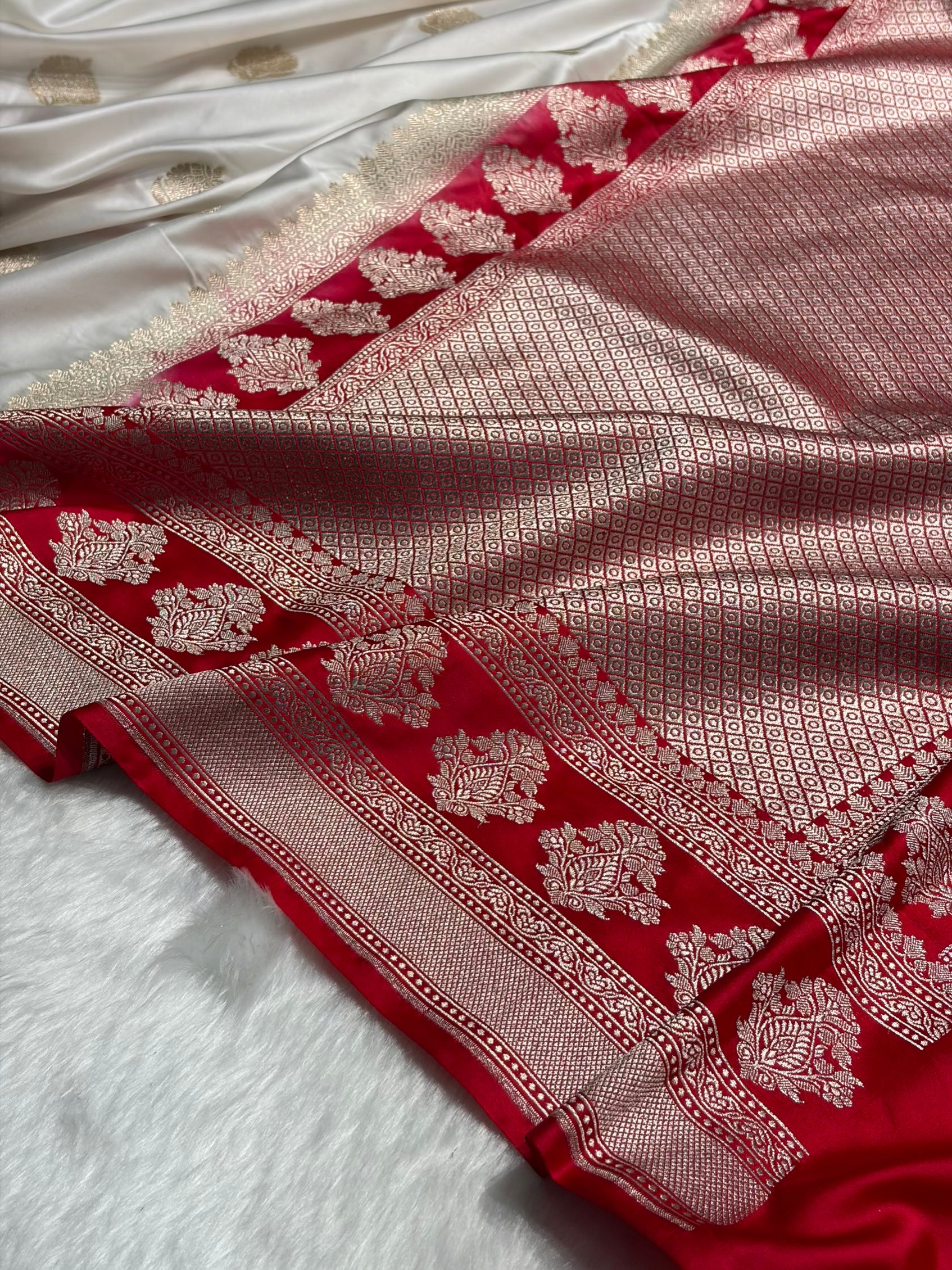 Contrast White With Red Boota Motif Mashru Silk Saree MS43