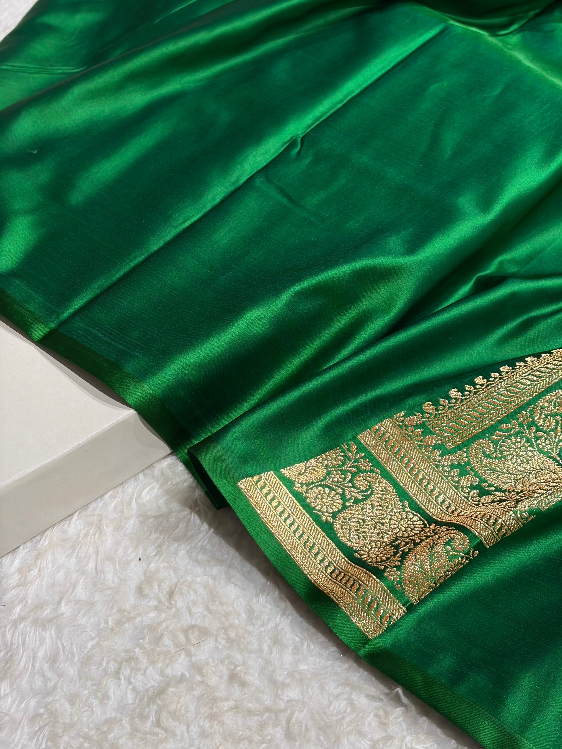 Banarasi Satin Katan Saree Booti Pattern in Cross Green Shades SK137