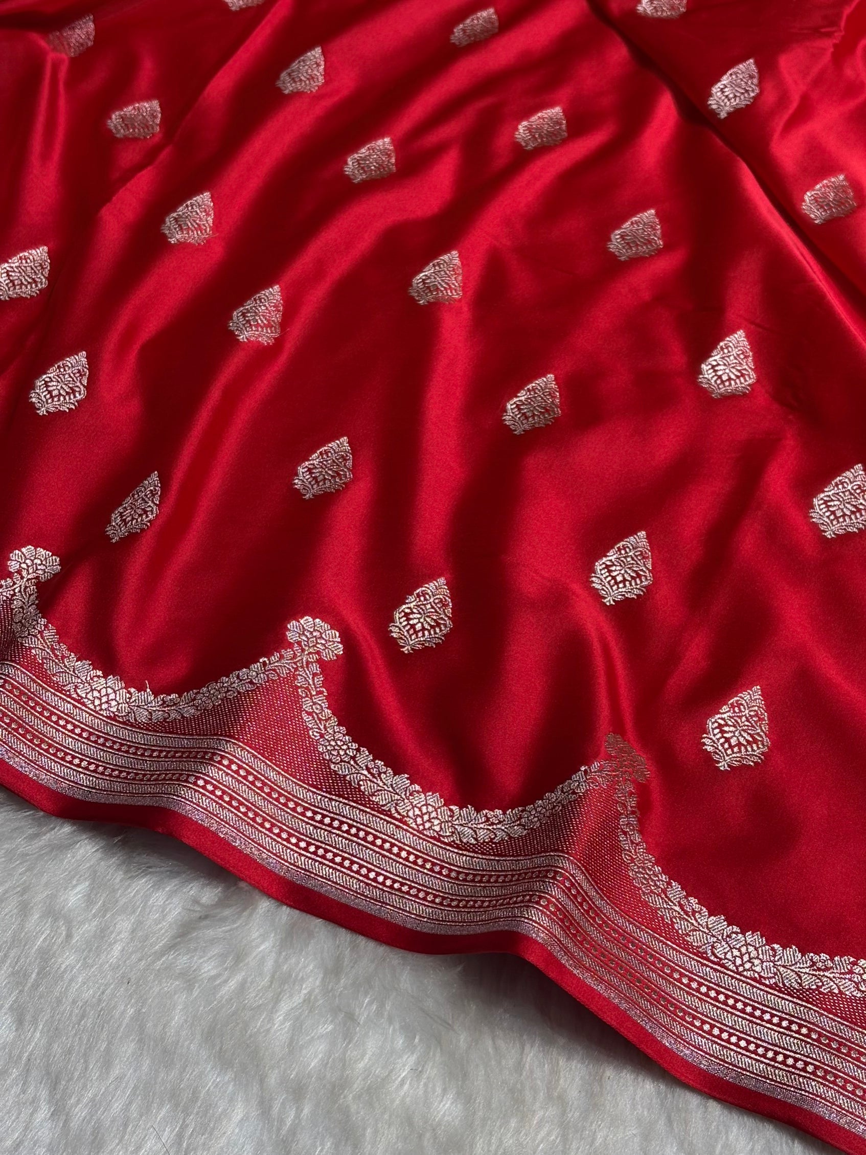Red Shades Scallop Mashru Silk Saree MS20