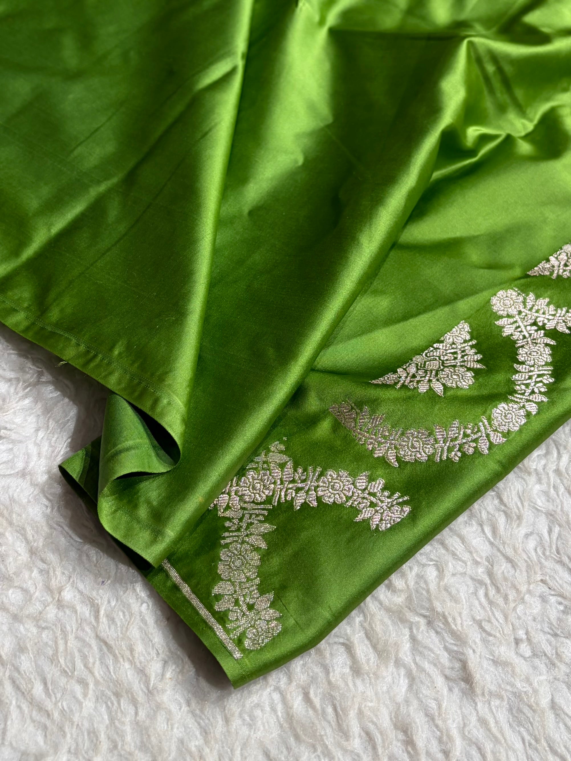 Mehendi Green Shades Scallop Floral Booti Mashru Silk Saree