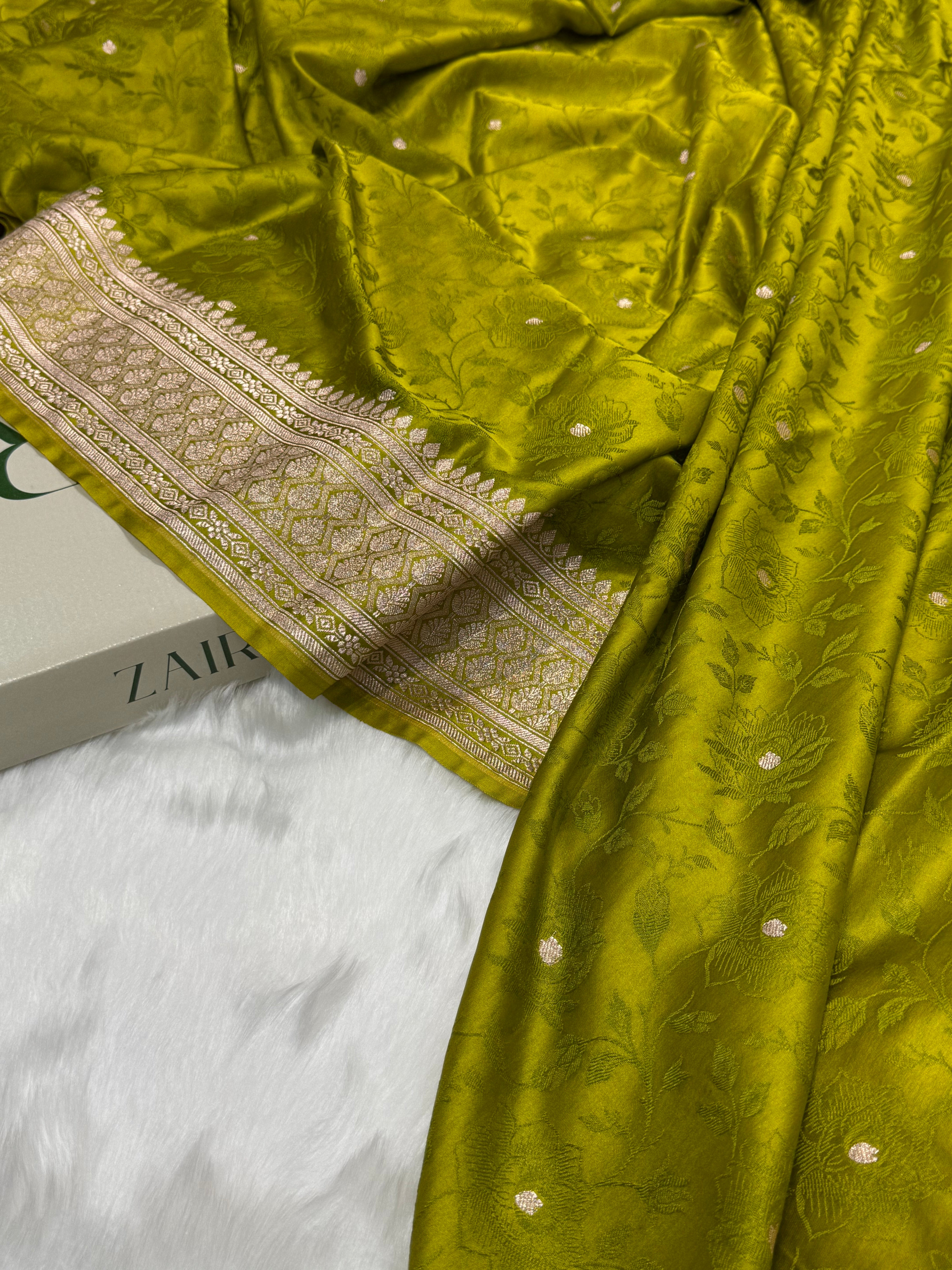 Banarasi Tanchoi Apple Green Shades Floral Booti Mashru Silk Saree