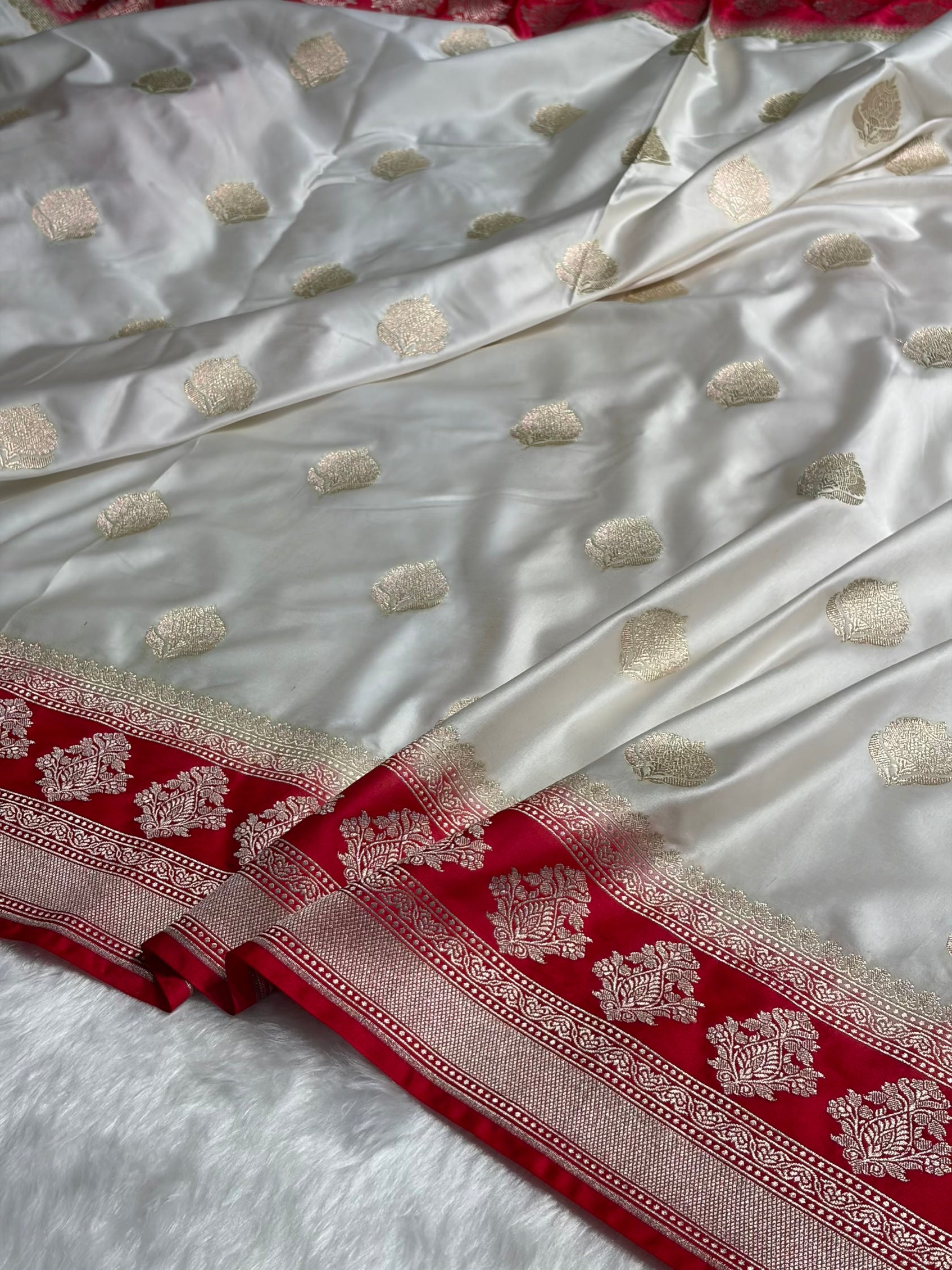 Contrast White With Red Boota Motif Mashru Silk Saree MS43