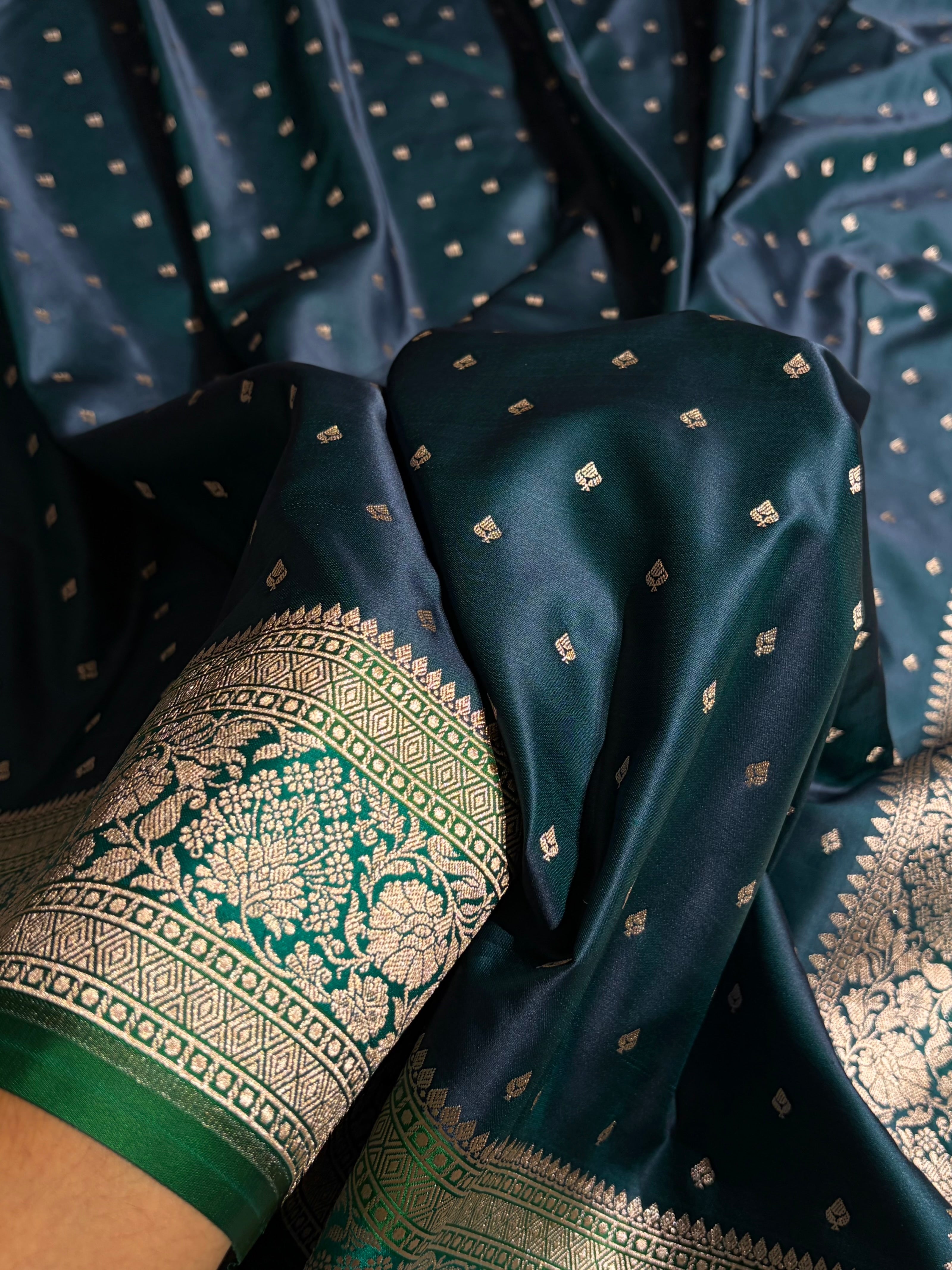 Contrast Peacock / Rama Shade With Booti Pattern Mashru Silk Saree