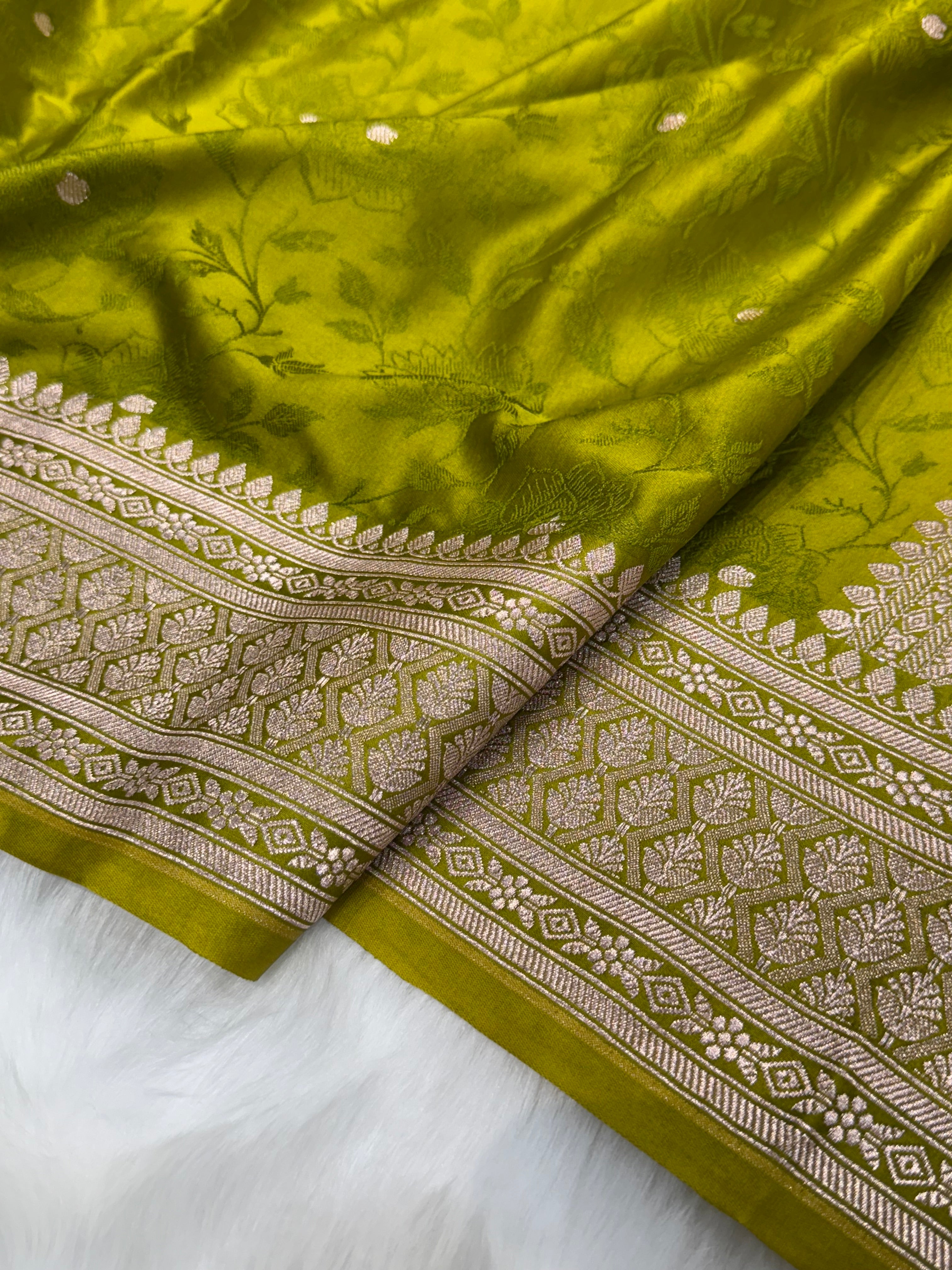 Banarasi Tanchoi Apple Green Shades Floral Booti Mashru Silk Saree
