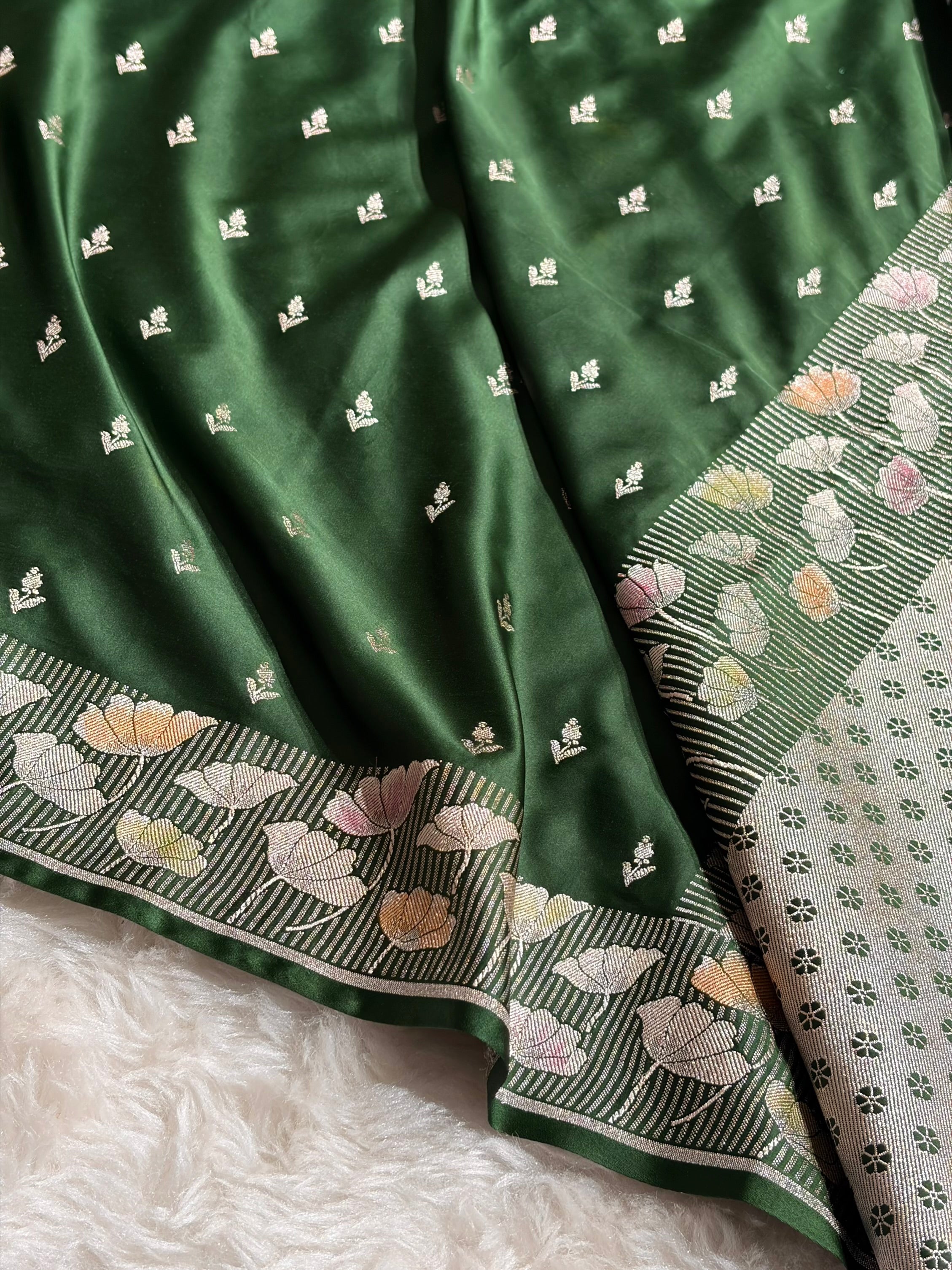 Banarasi Floral Jaal Pattern in Bottle Green Shades Floral Mashru Silk Saree MCS99