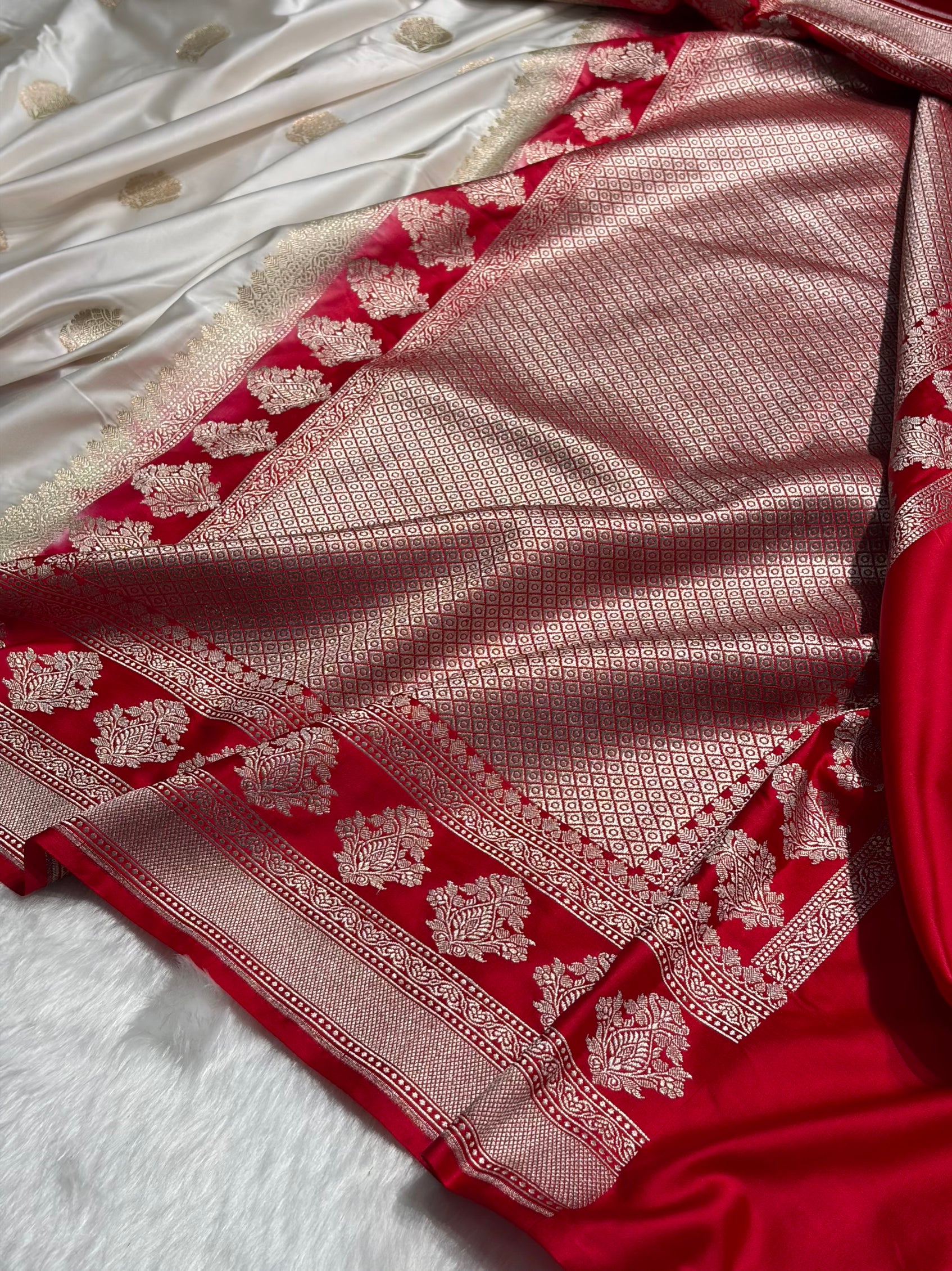 Contrast White With Red Boota Motif Mashru Silk Saree MS43