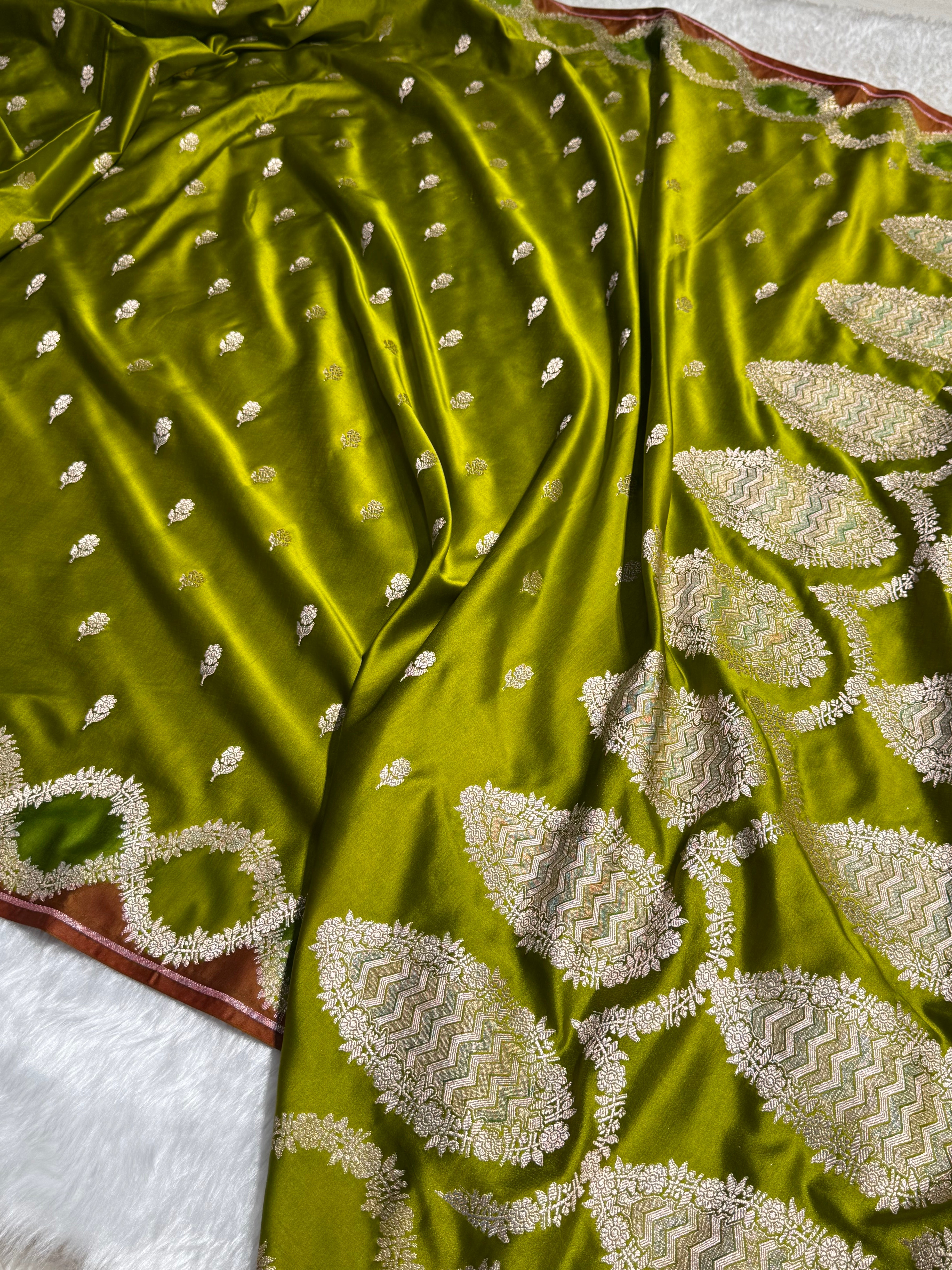 Mehandi Rangkart Scallop Floral Booti Mashru Silk Saree