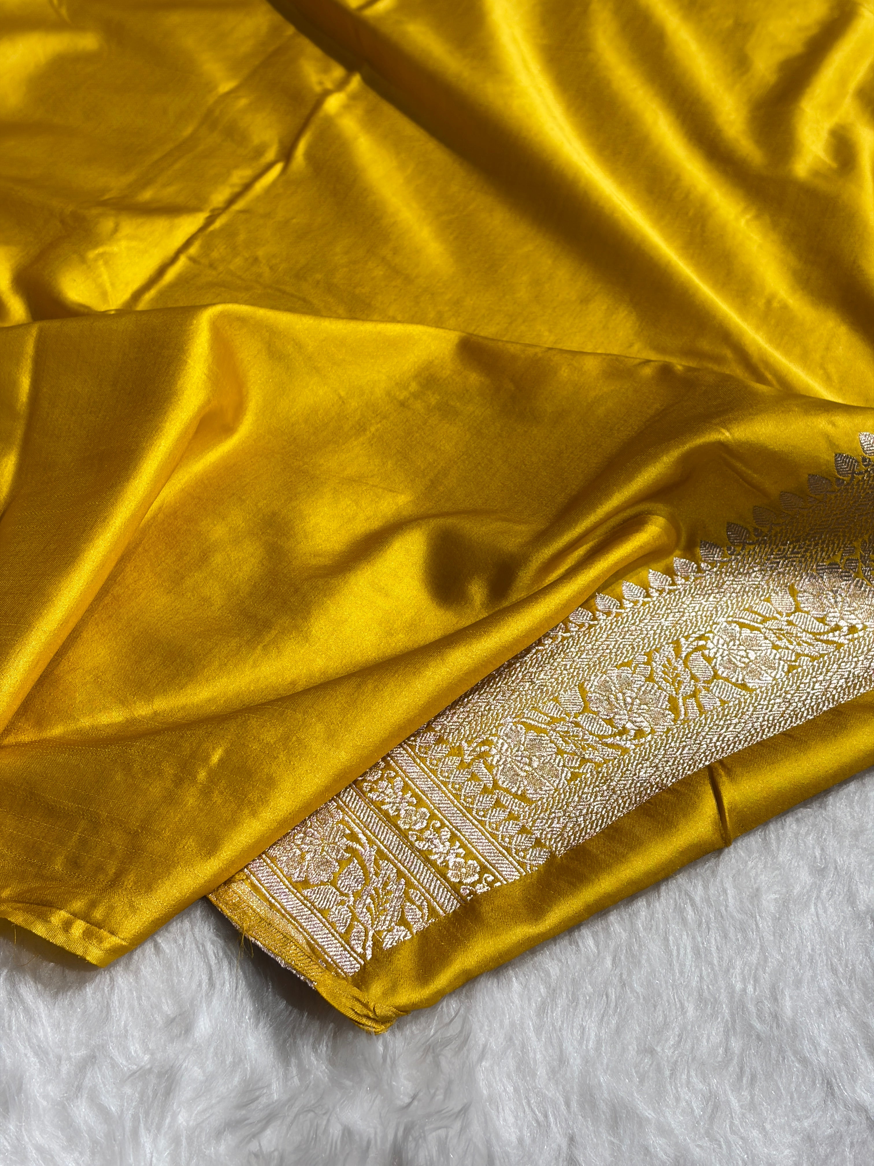 Yellow Shade With Cross Booti Mashru Silk Saree