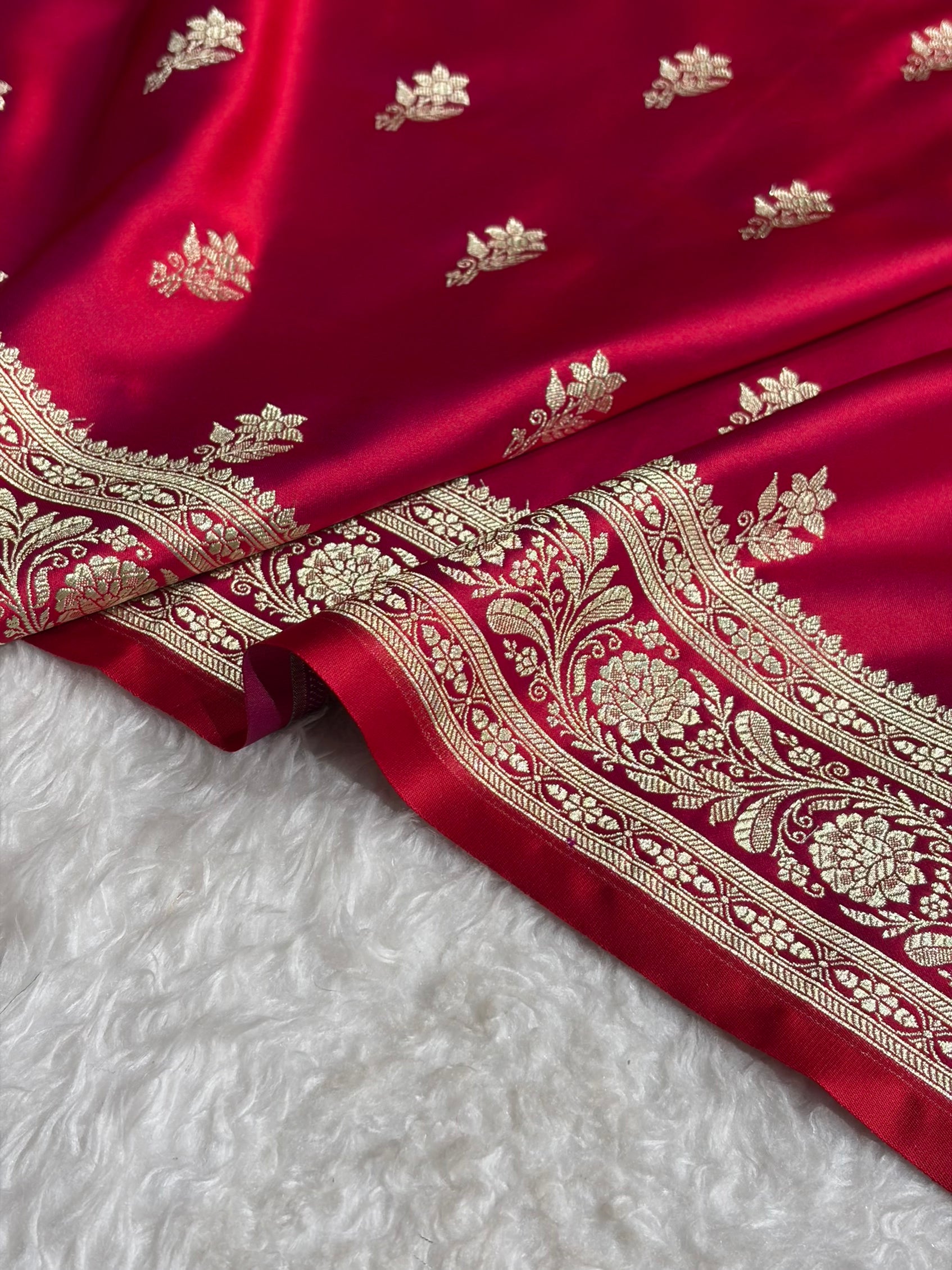 Magentic Red Shades Banarasi Boota Pattern Floral Mashru Silk Saree MSM-120