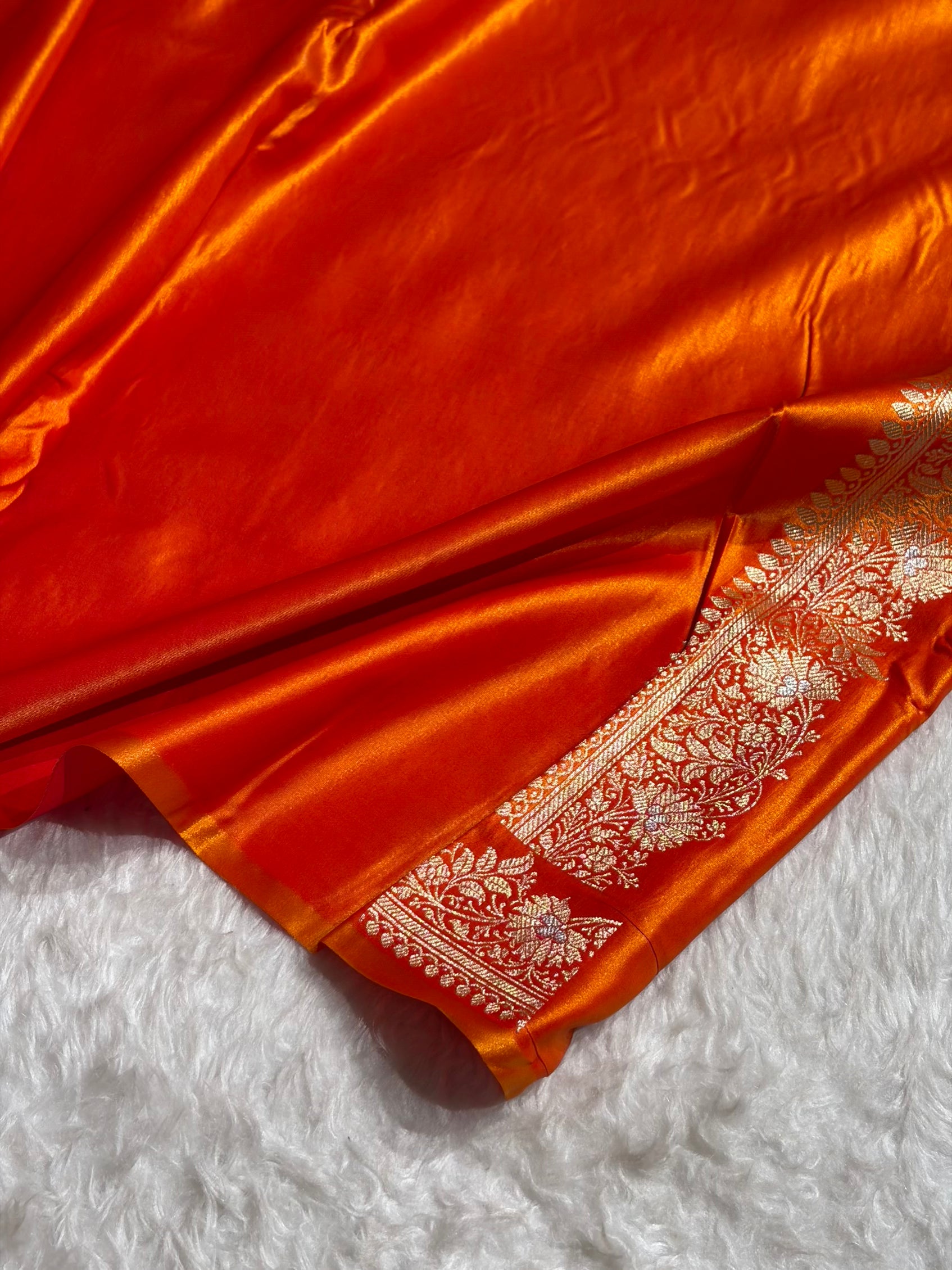 Banarasi Fire Gold Shades Minakari Booti Pattern Banarasi Satin Silk Saree SS60