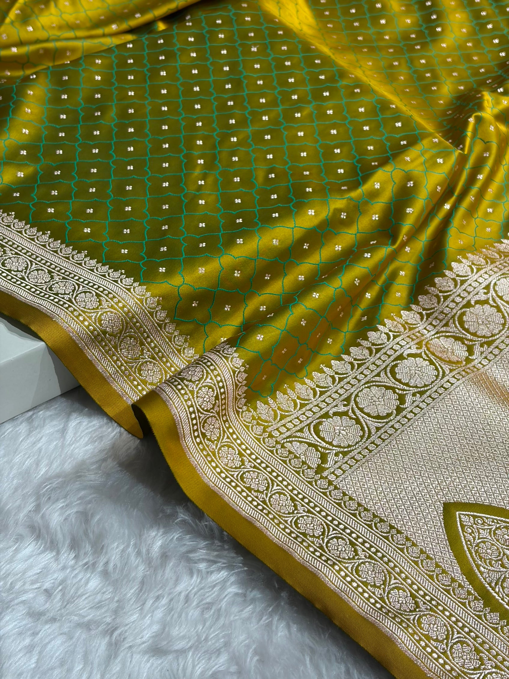 Mehendi Cross Shades Tanchoi Motif Mashru Silk Saree MST-13