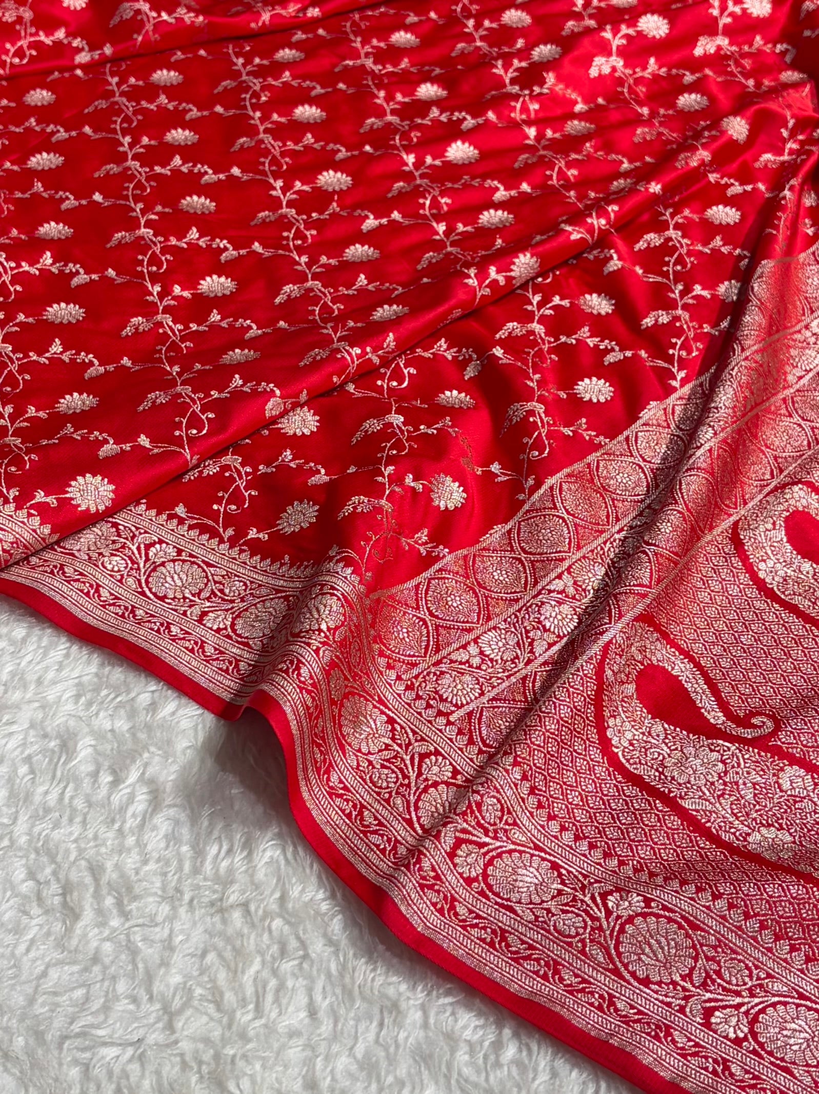 Red Shades Banarasi Jaal Pattern Floral Mashru Silk Saree