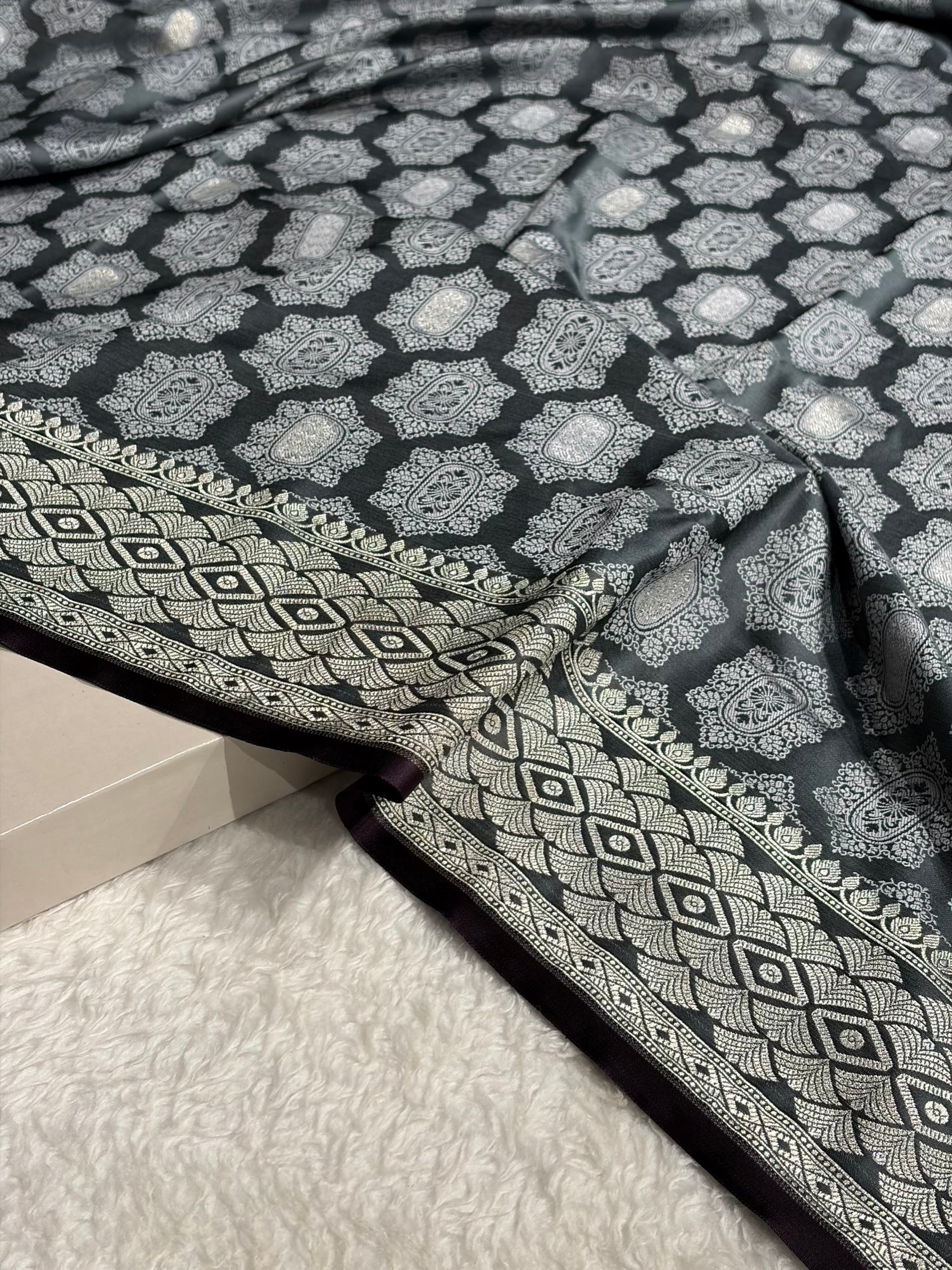 Banarasi Dark Grey Shades Tanchoi Motif Mashru Silk Saree