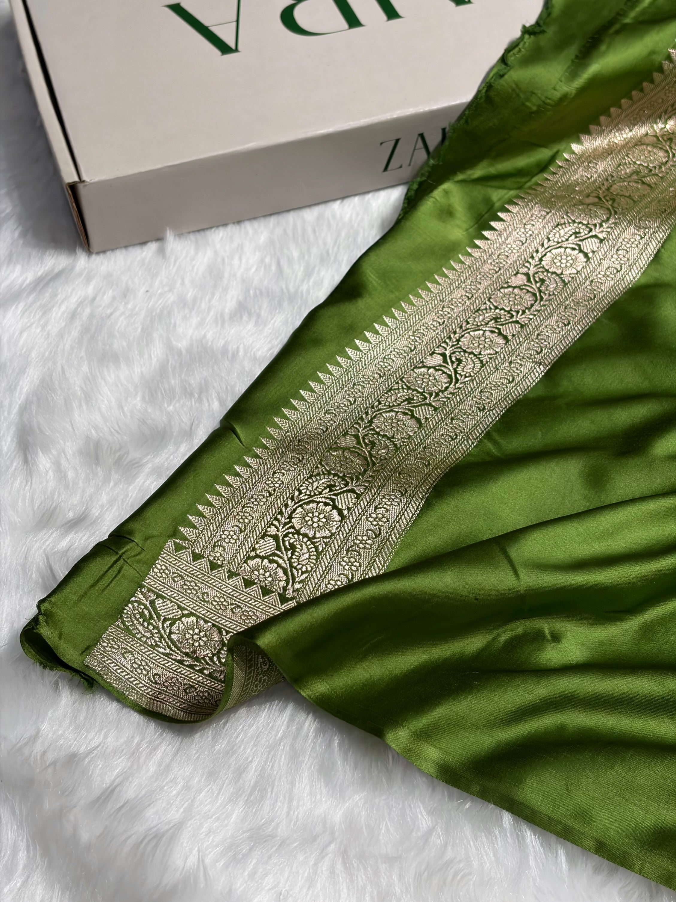 Banarasi Mehendi Shade Booti Mashru Silk Saree