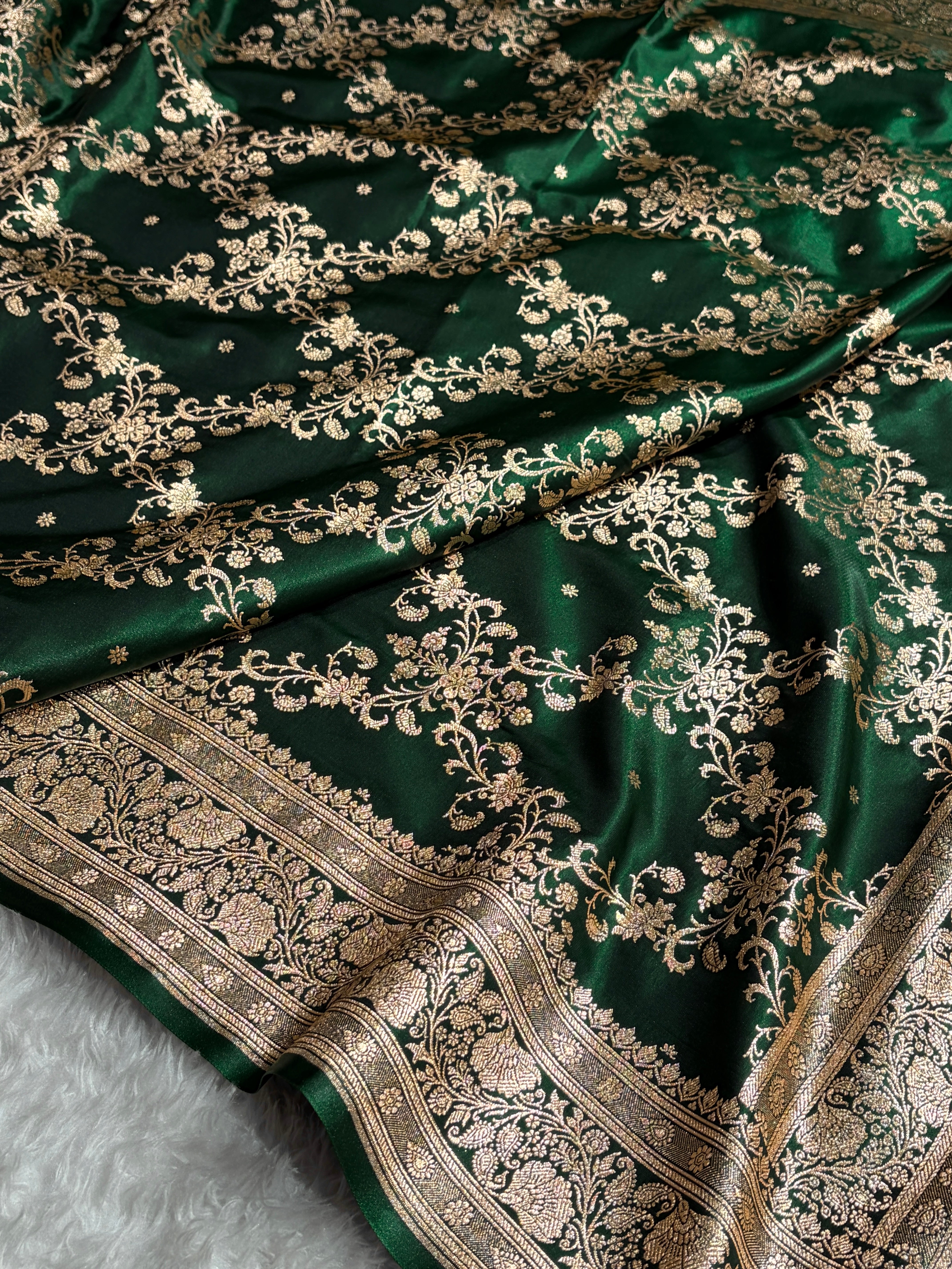 Bottle Green Shades Jaal Pattern Banarasi Satin Silk Saree SS48
