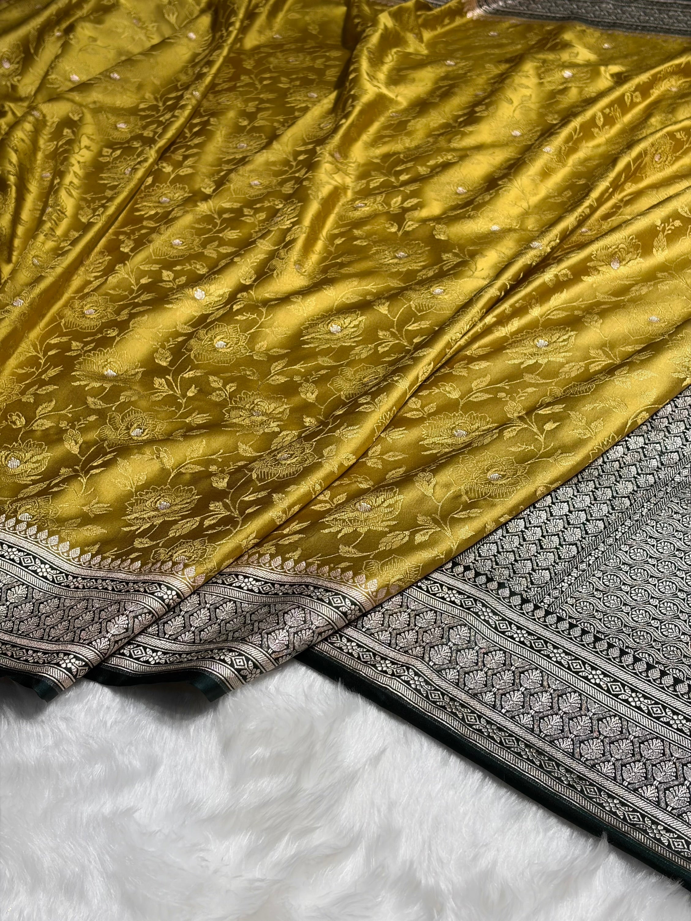 Contrast Banarasi Dusty Mustard With Dark Bottle Green Tanchoi Floral Booti Mashru Silk Saree MS59