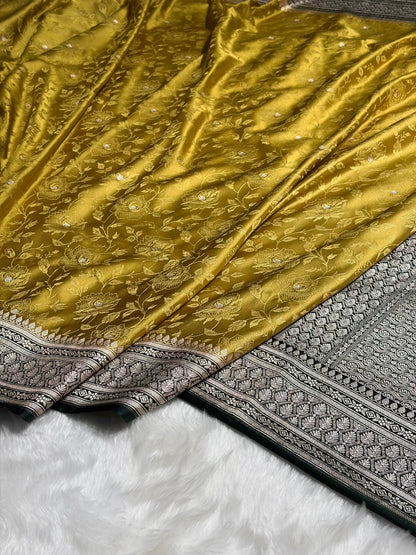 Contrast Banarasi Dusty Mustard With Dark Bottle Green Tanchoi Floral Booti Mashru Silk Saree MS59