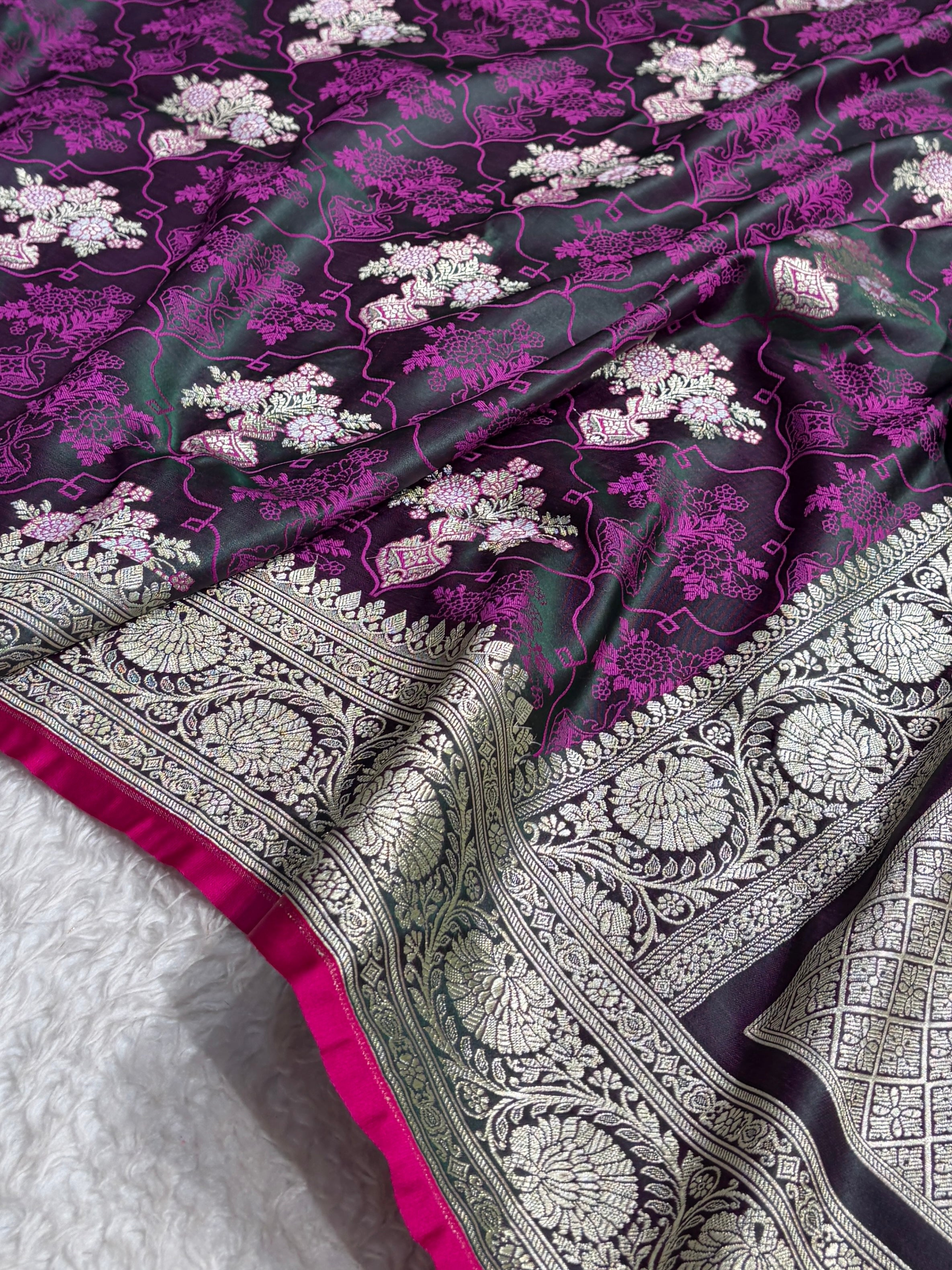 Banarasi Dark Magenta Shades Tanchoi Motif Mashru Silk Saree