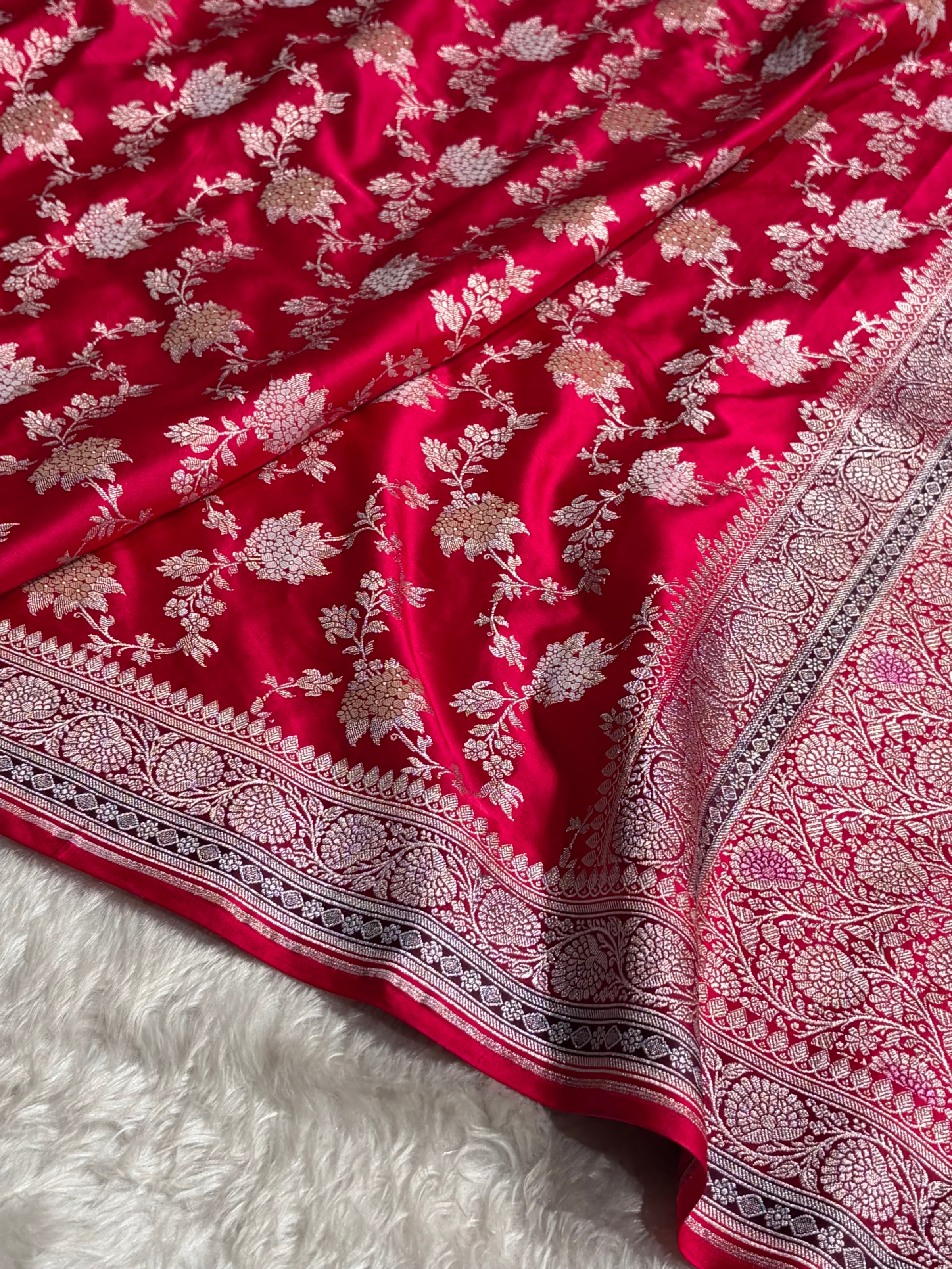 Red Shades Contrast Border With Minakari Floral Jaal Mashru Silk Saree