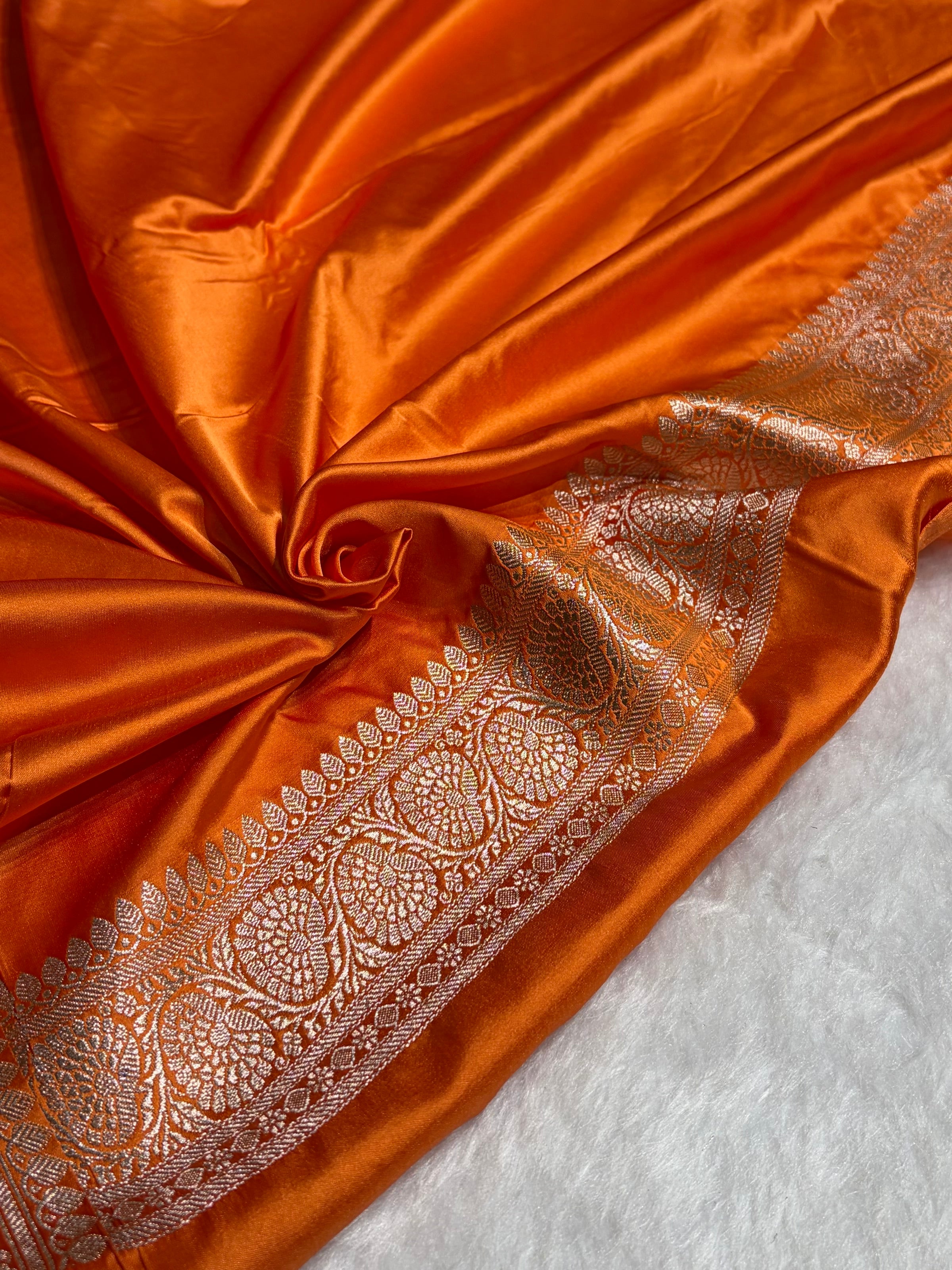 Rusty Orange Shades With Contrast Border Booti Mashru Silk Saree MS79