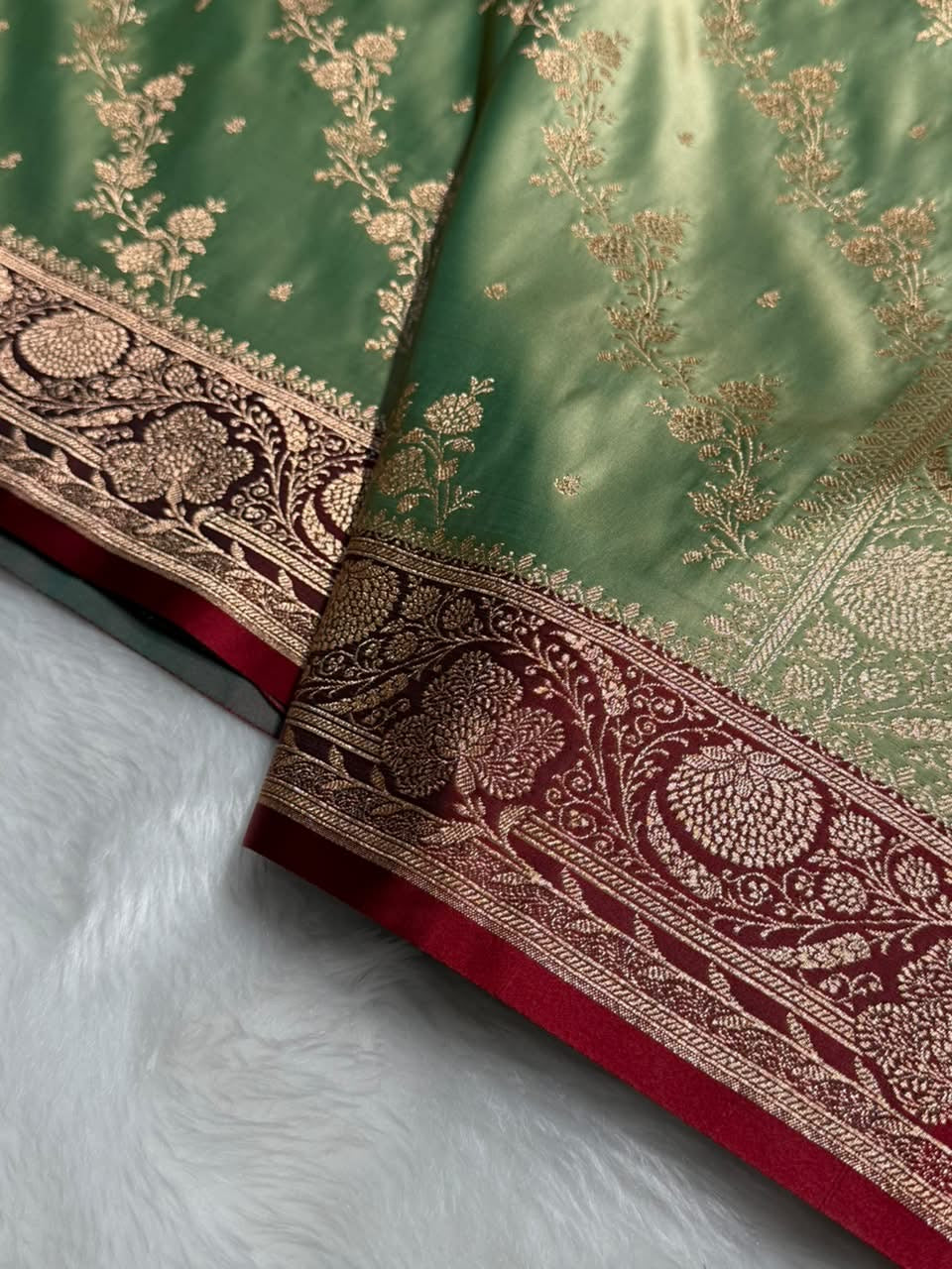 Pista \ Maroon Contrast Satin Katan Saree Floral Cross Pattern SK156