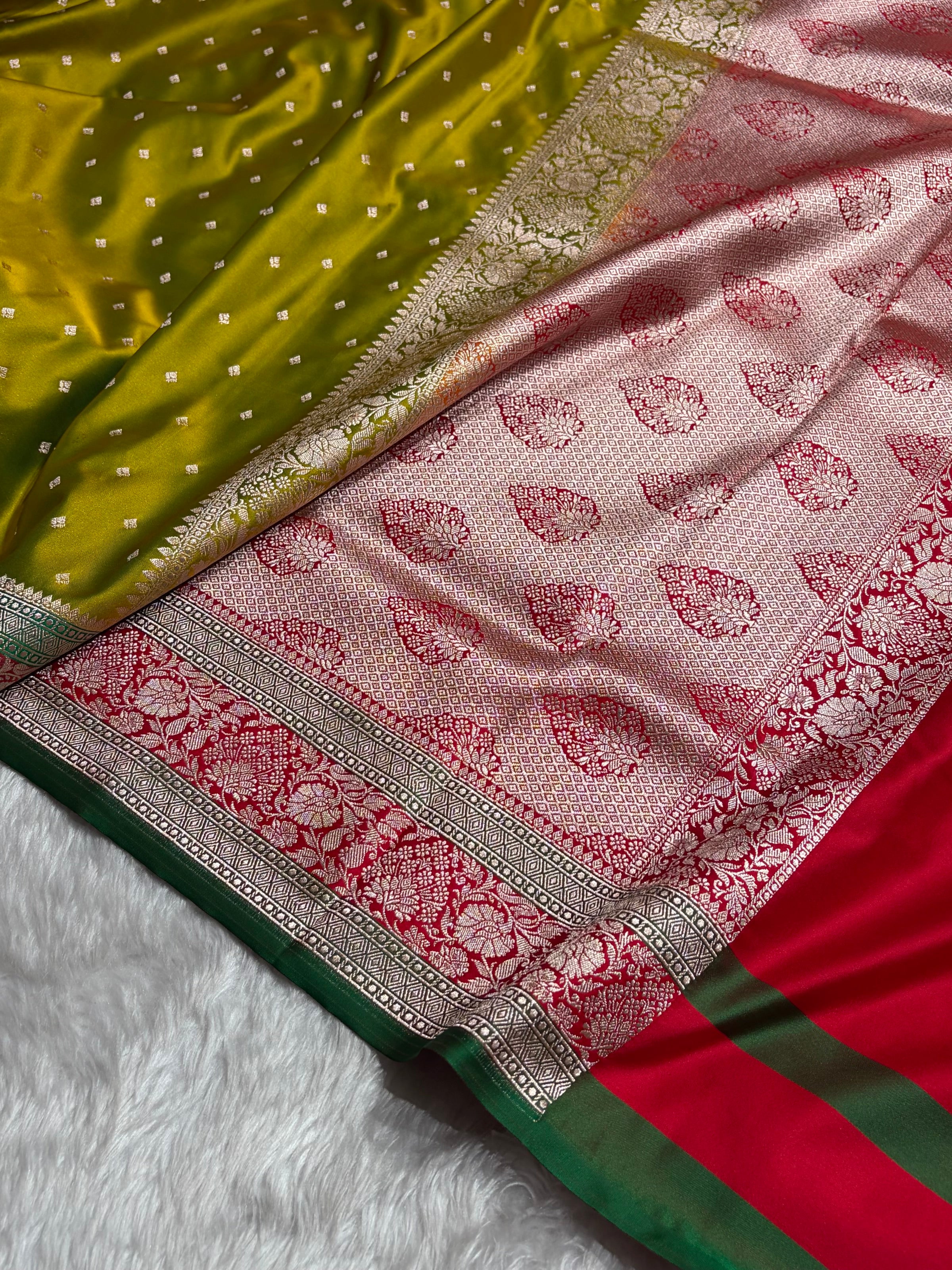 Contrast Mahendi / Red Shade With Booti Pattern Mashru Silk Saree