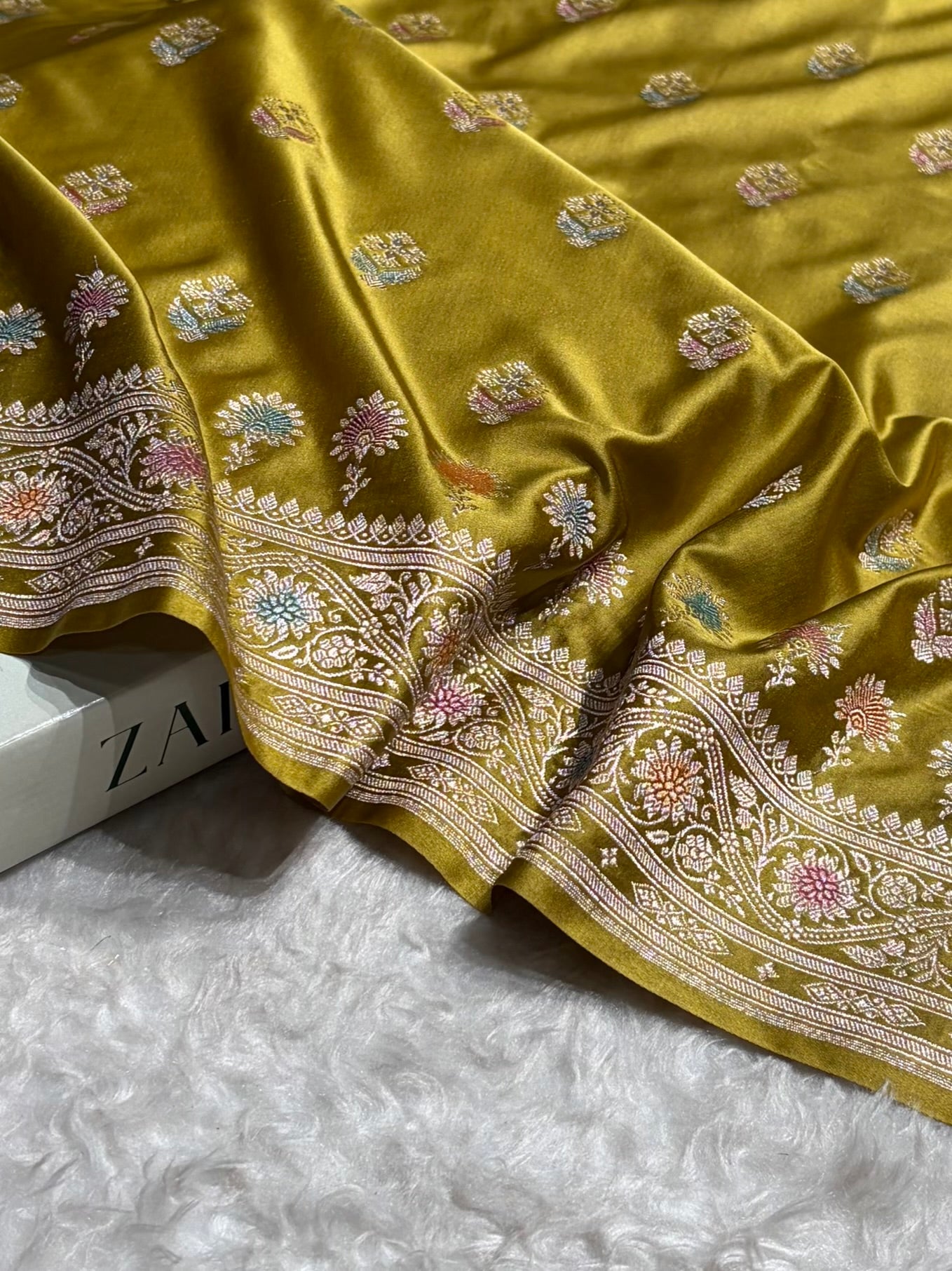 Dusty Mehendi Shades Bananasi Minakari Floral Border Boota Mashru Silk Saree MS66
