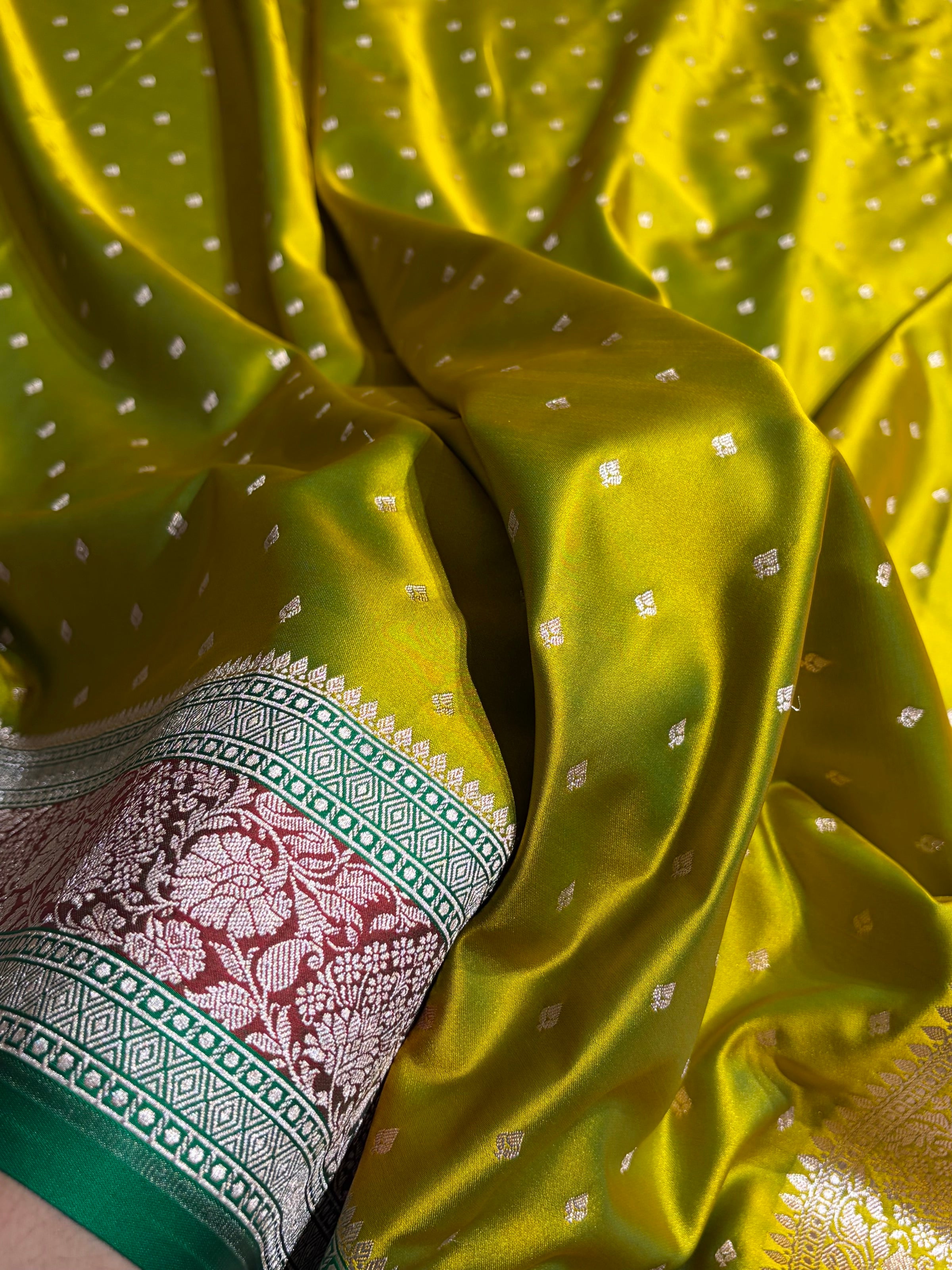 Contrast Mahendi / Red Shade With Booti Pattern Mashru Silk Saree