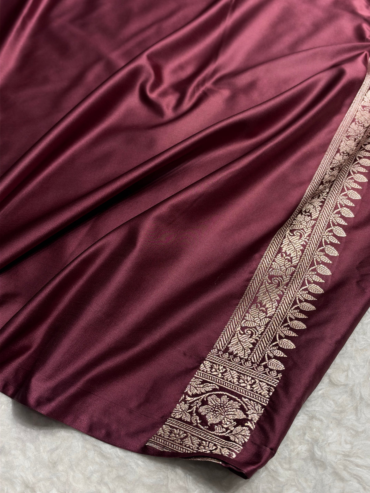 Traditional Banarasi Floral Cross Pattern in Burgundy Shades Floral Mashru Silk Saree MCS110