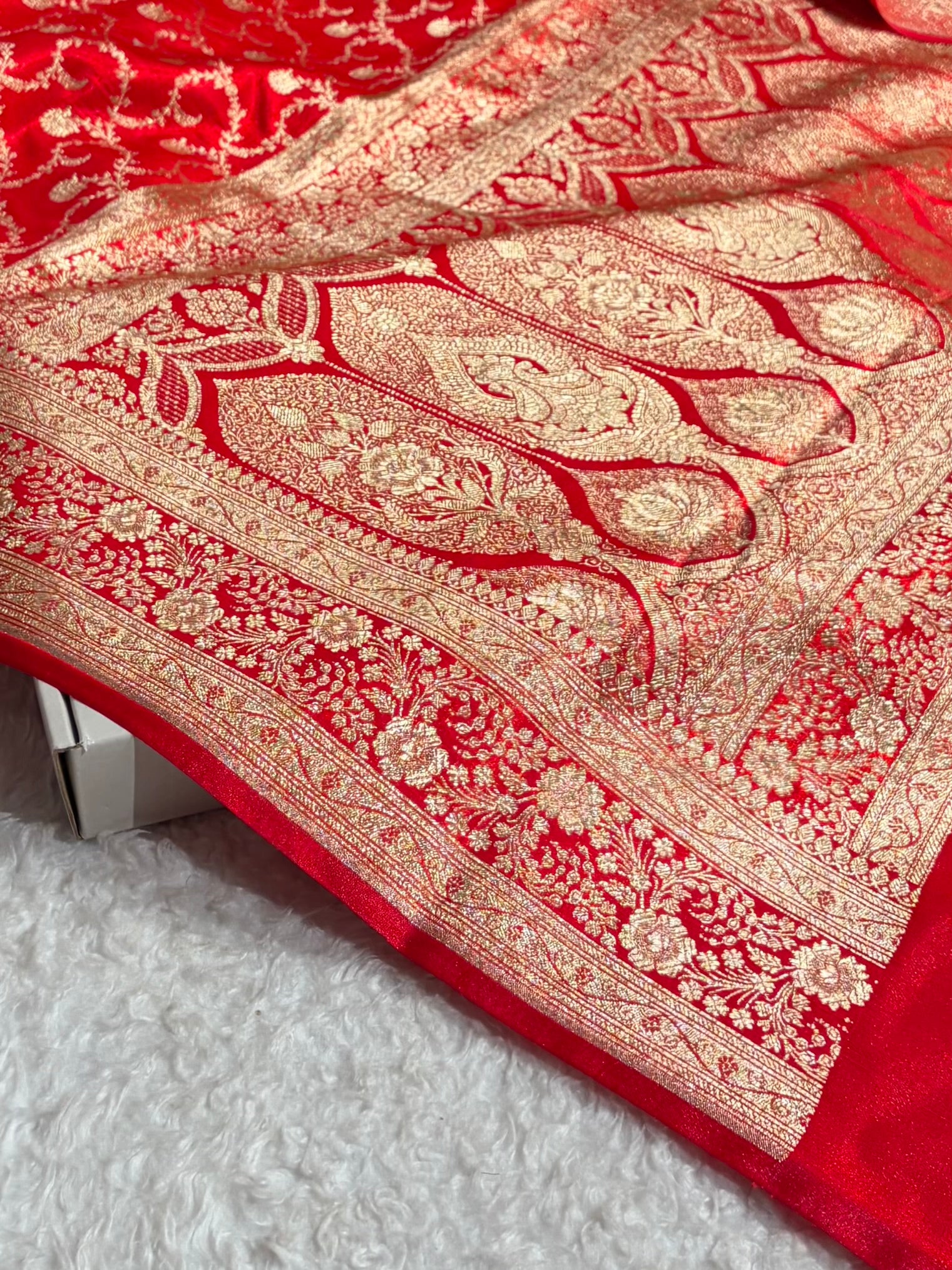 Red Shades Jaal Pattern Banarasi Satin Silk Saree SS43