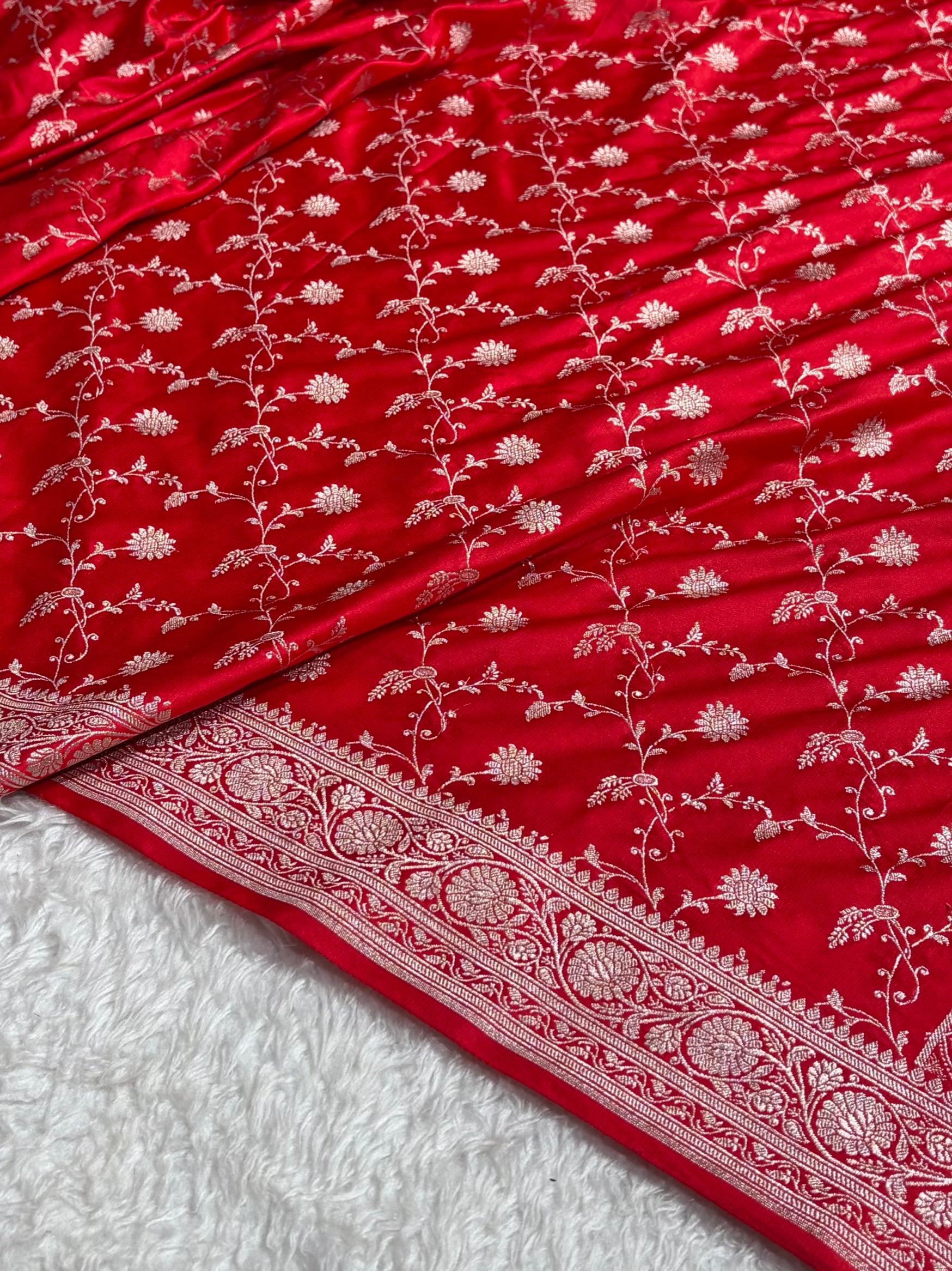 Red Shades Banarasi Jaal Pattern Floral Mashru Silk Saree
