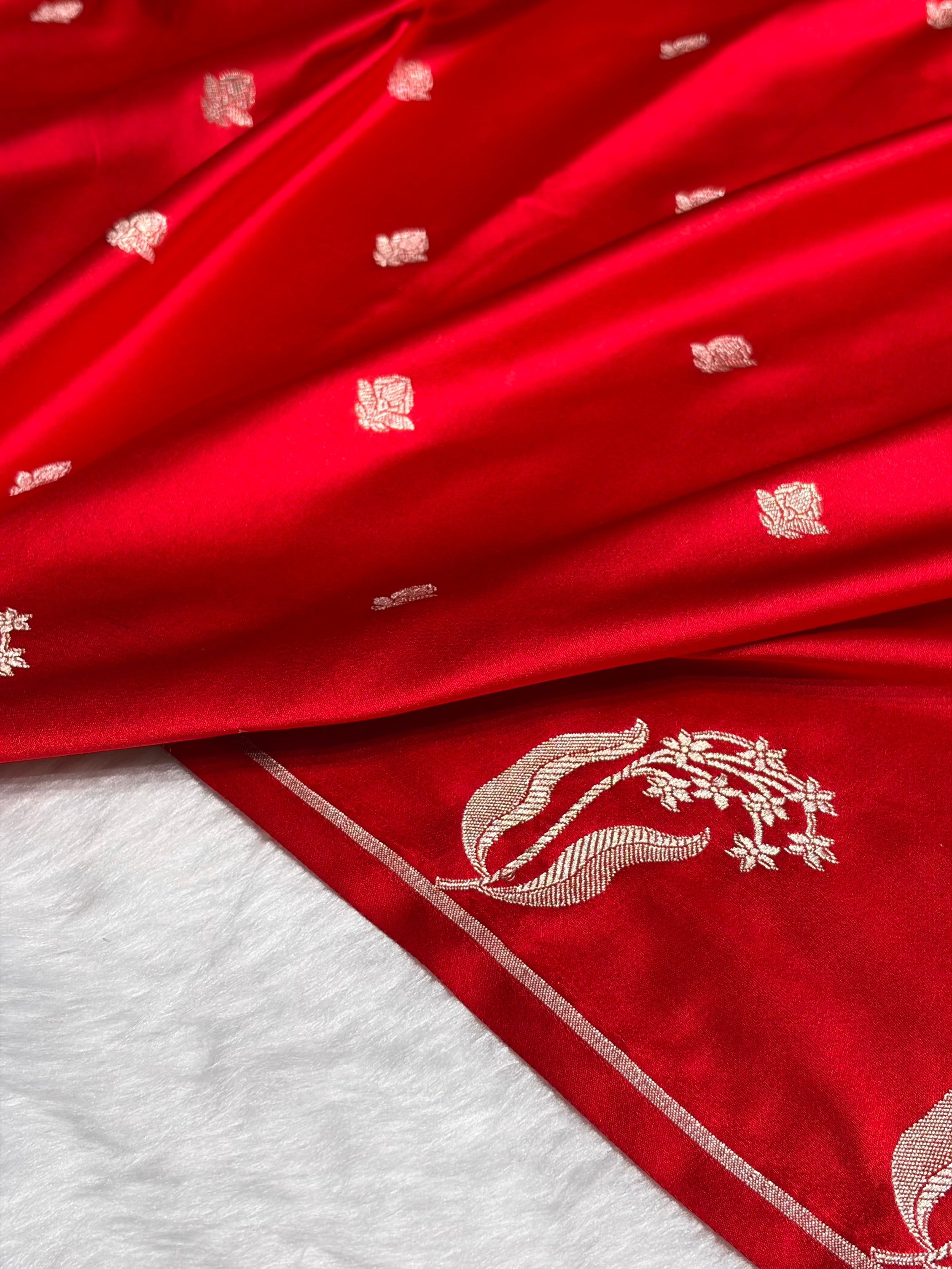 Red Shades Floral Border Booti Mashru Silk Saree MS74