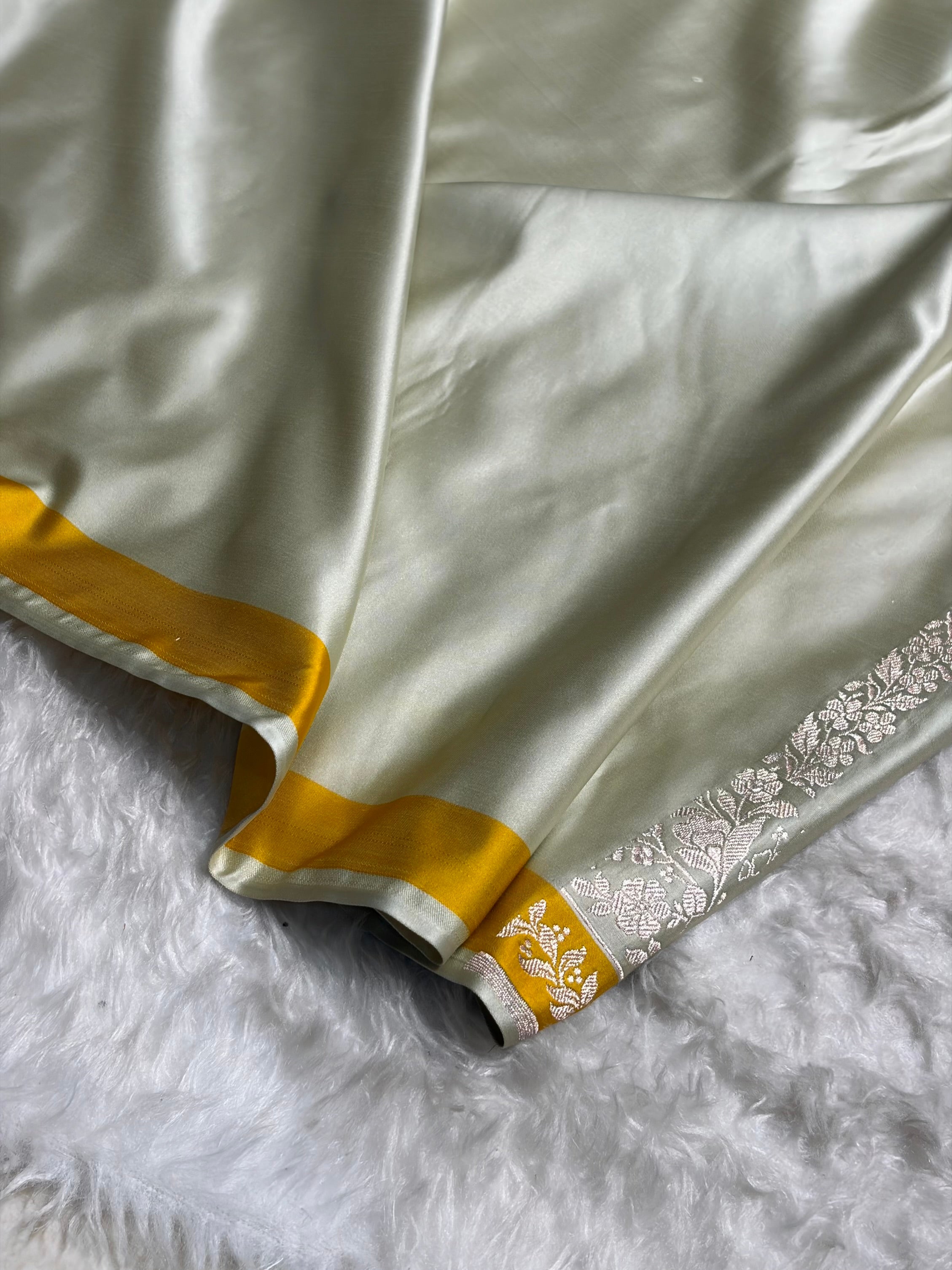 Banarasi Pastel Beige Shades Floral Minakari Skirt Border Mashru Silk Saree MSM-83