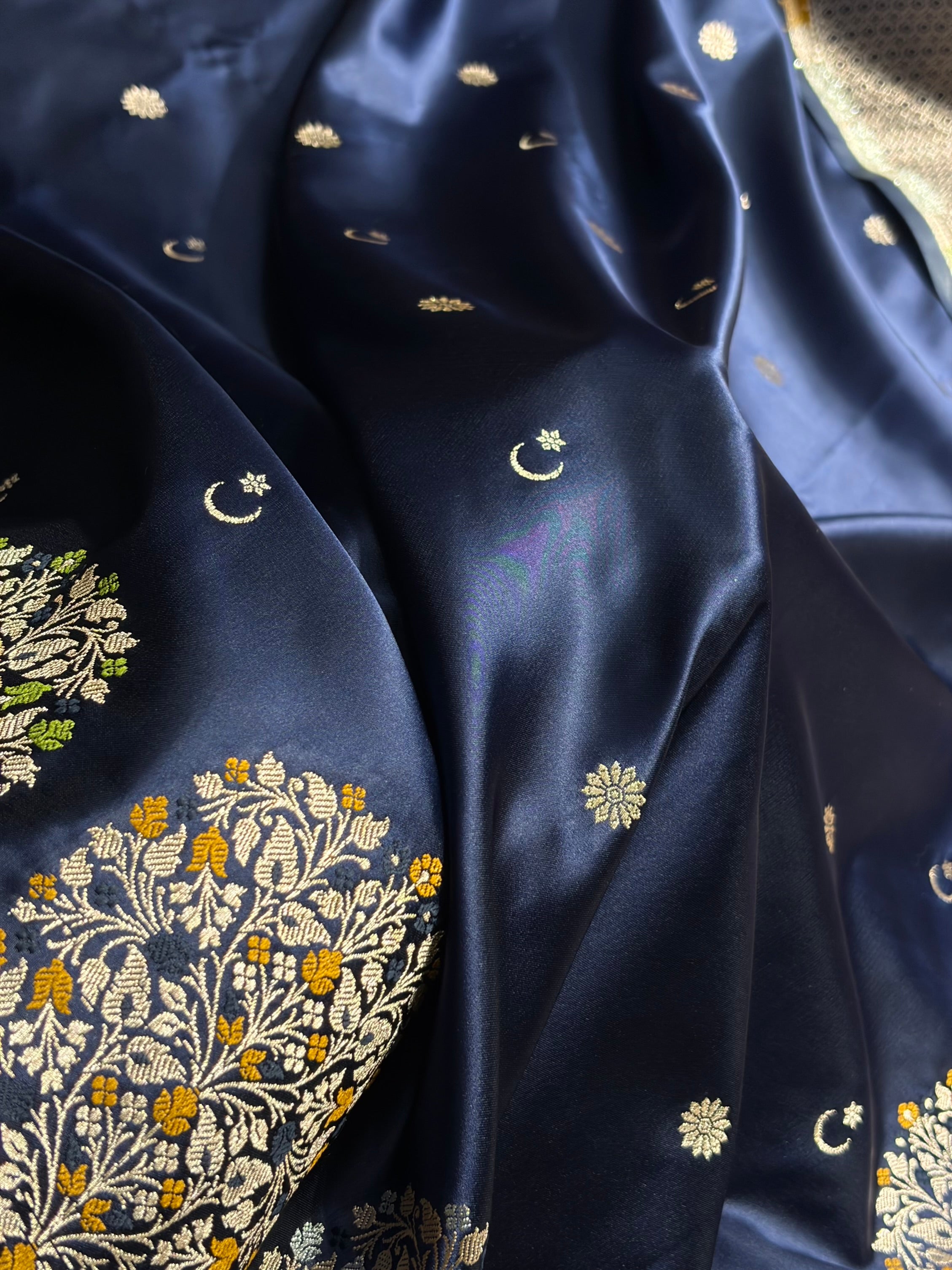 Peacock Shades Banarasi With Floral Minakari Pattern Mashru Silk Saree MSM-131