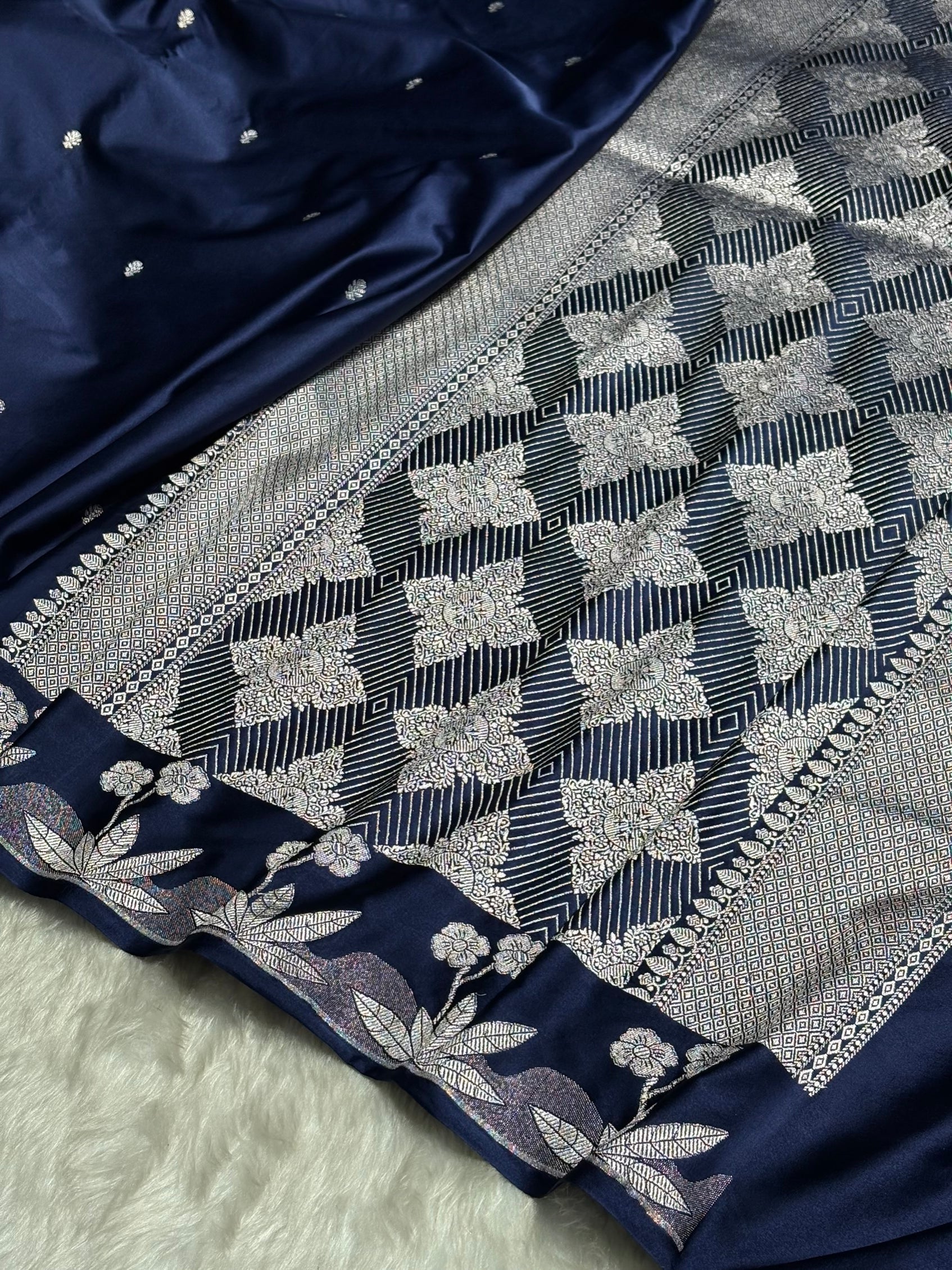 Banarasi Navy Blue Booti Mashru Silk Saree MS58