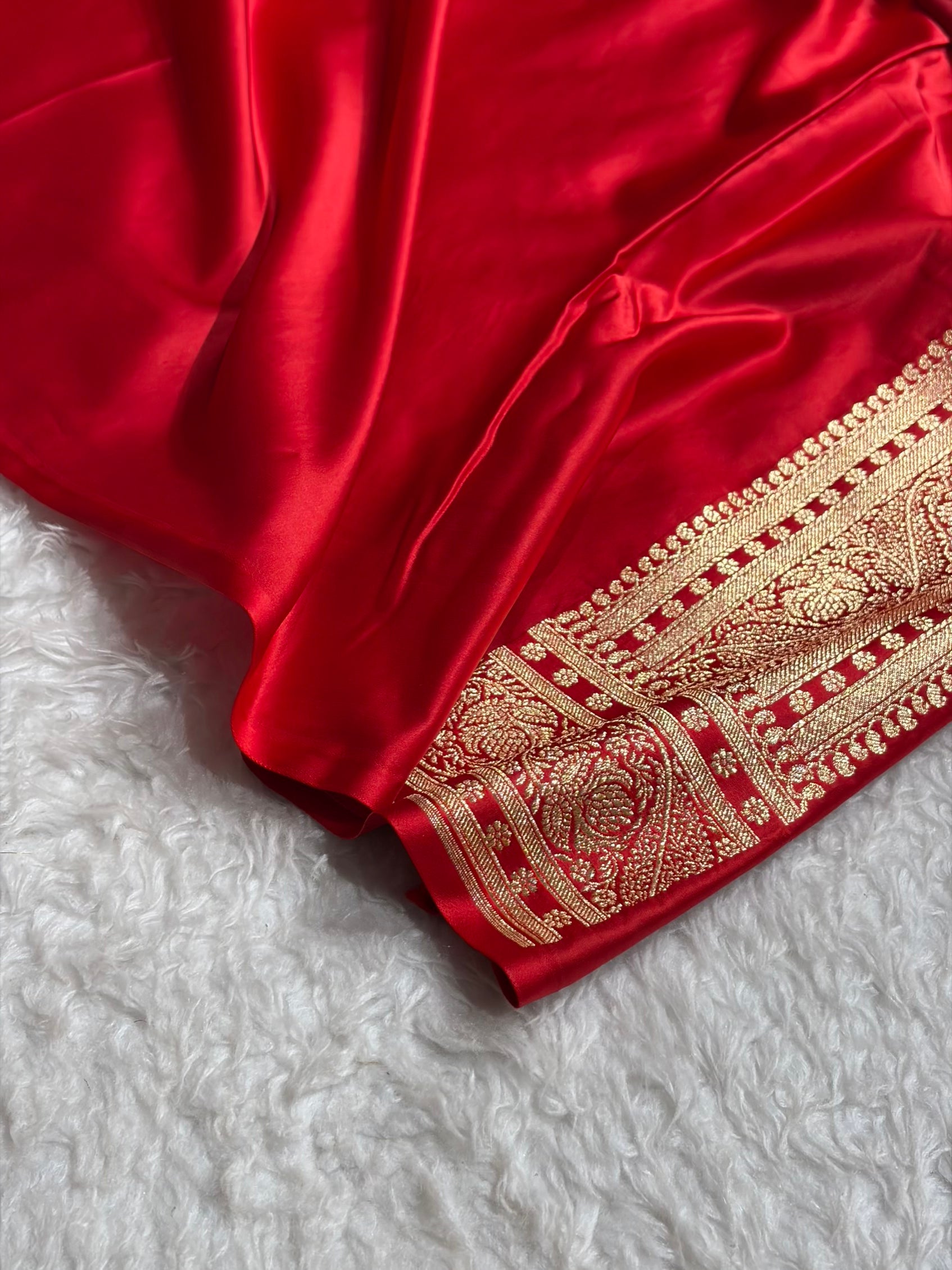 Red Shades Cross Floral Pattern Satin Katan Silk Saree SK79