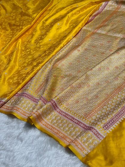 Yellow Shades Minakari Tanchoi Floral Booti Mashru Silk Saree MS59