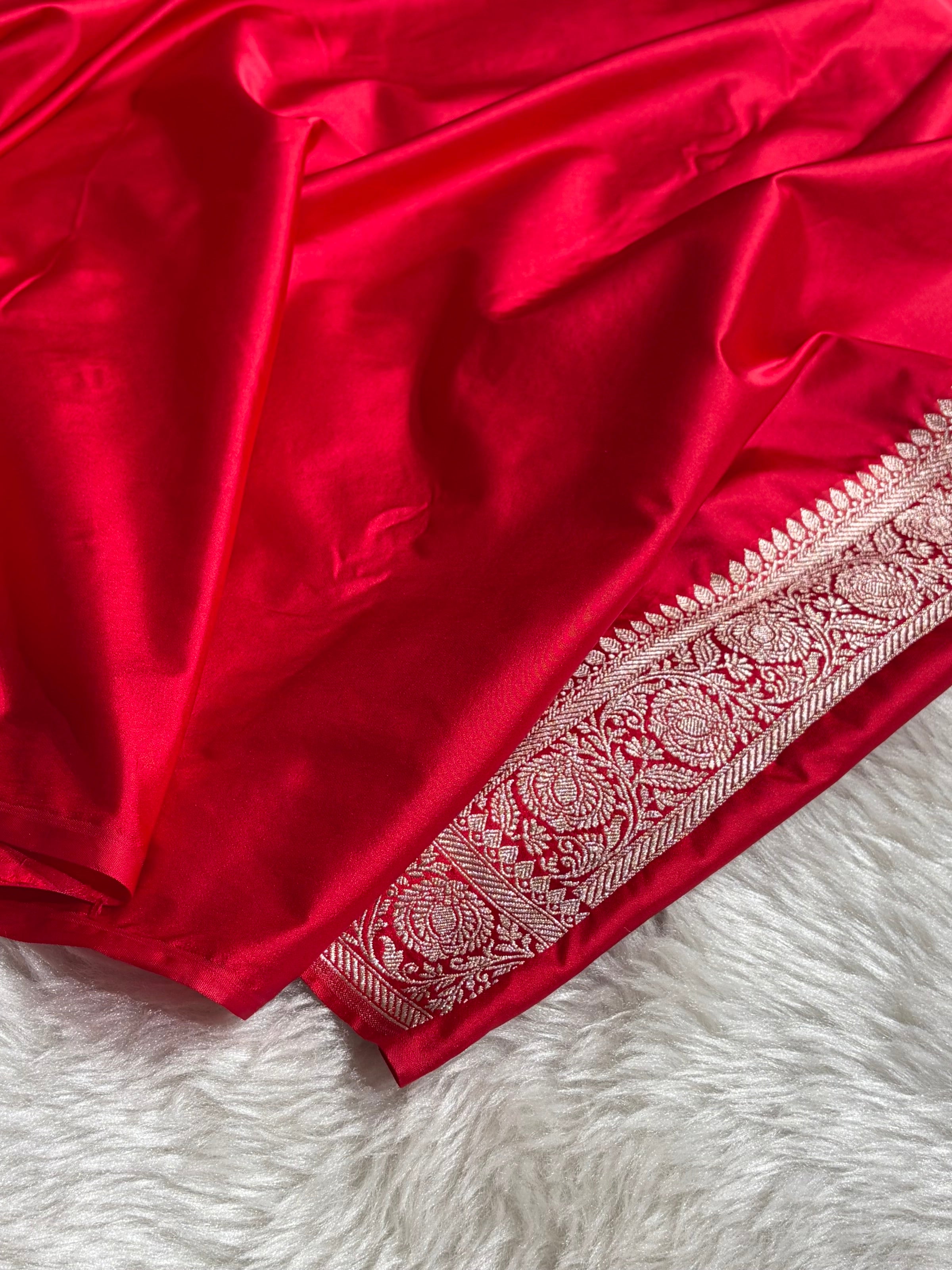 Banarasi Floral Jaal Pattern in Red Shades Floral Mashru Silk Saree MCS98