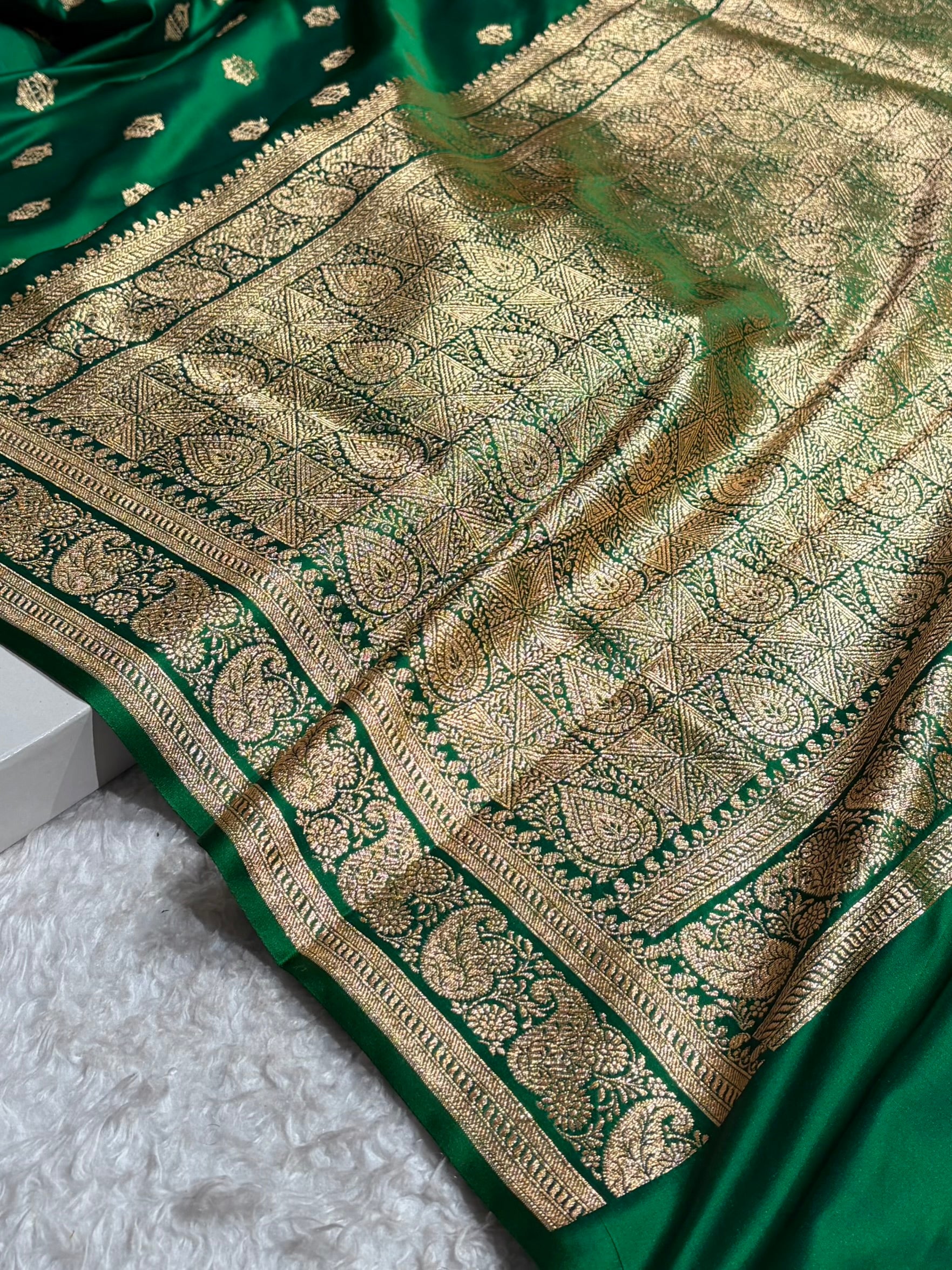 Banarasi Satin Katan Saree Booti Pattern in Cross Green Shades SK137